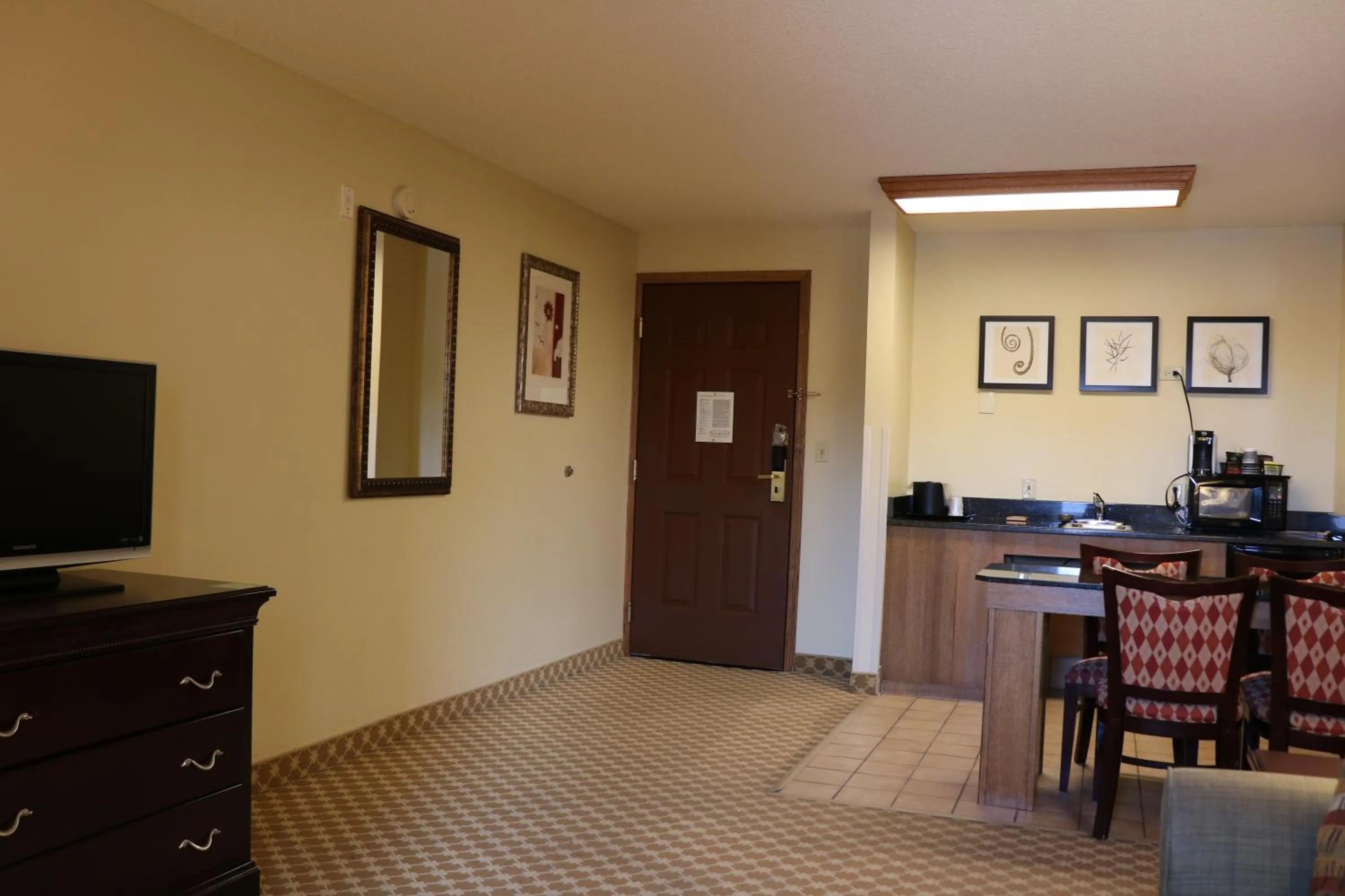 Living room in Country Inn & Suites by Radisson, Lincoln North Hotel and Conference Center, NE