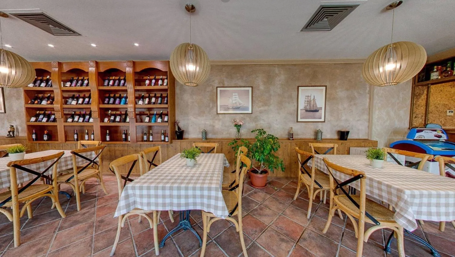 Restaurant/places to eat in Hotel Mistral