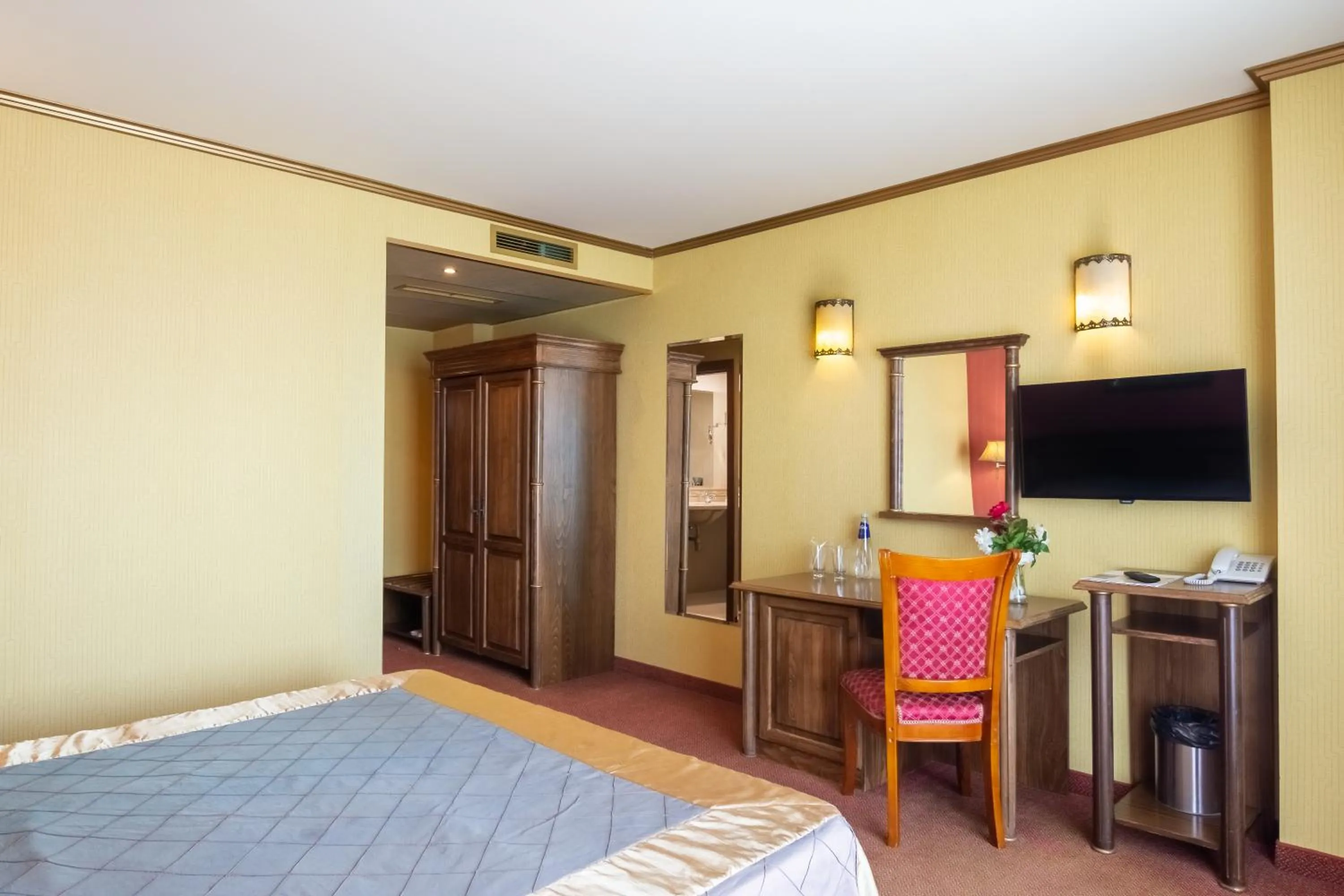 Photo of the whole room, Bed in Hotel Mistral