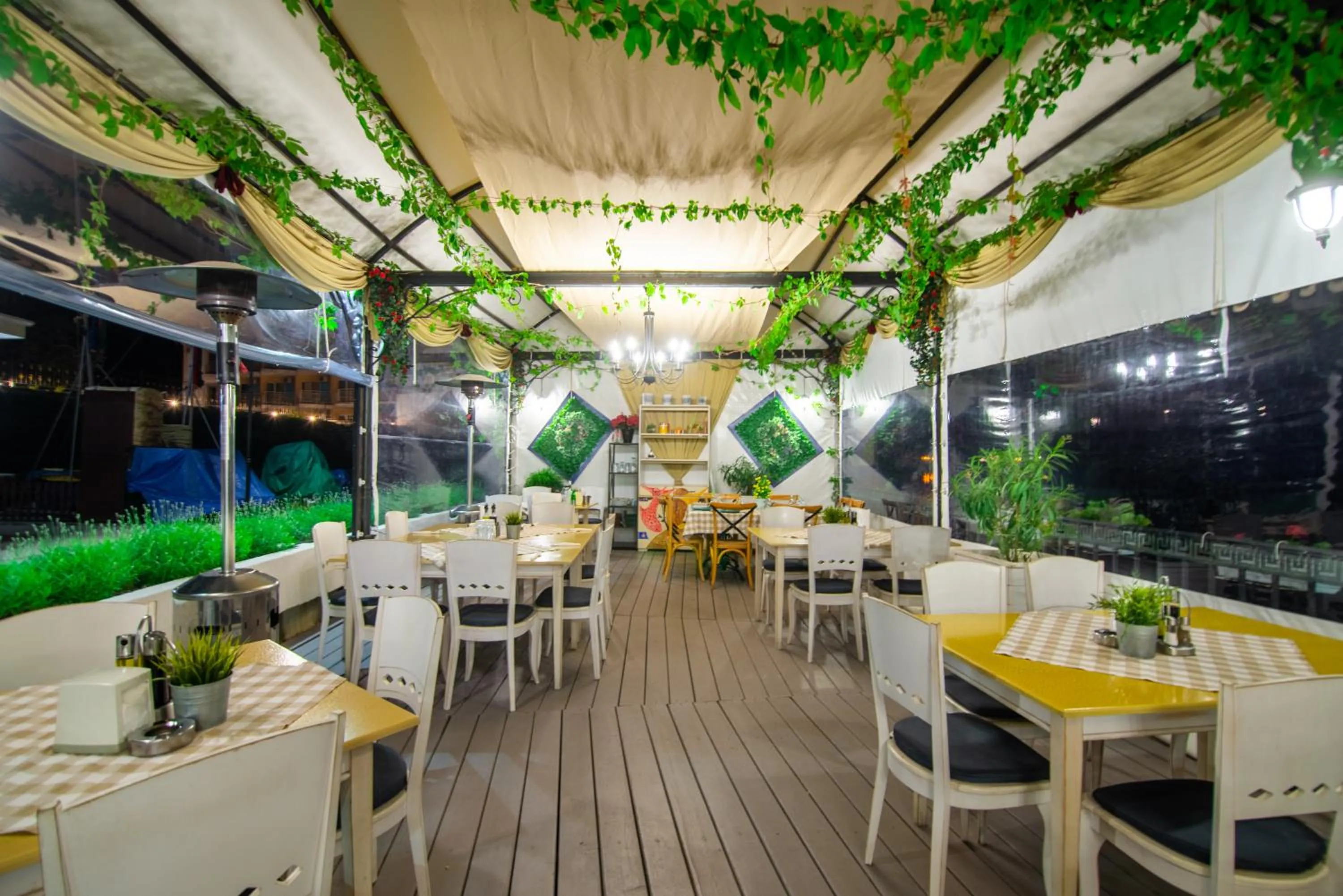 Restaurant/places to eat in Hotel Mistral