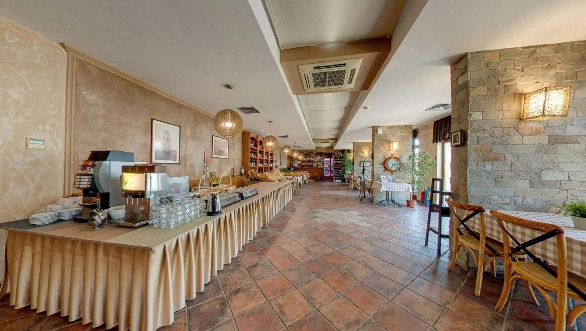 Restaurant/places to eat in Hotel Mistral