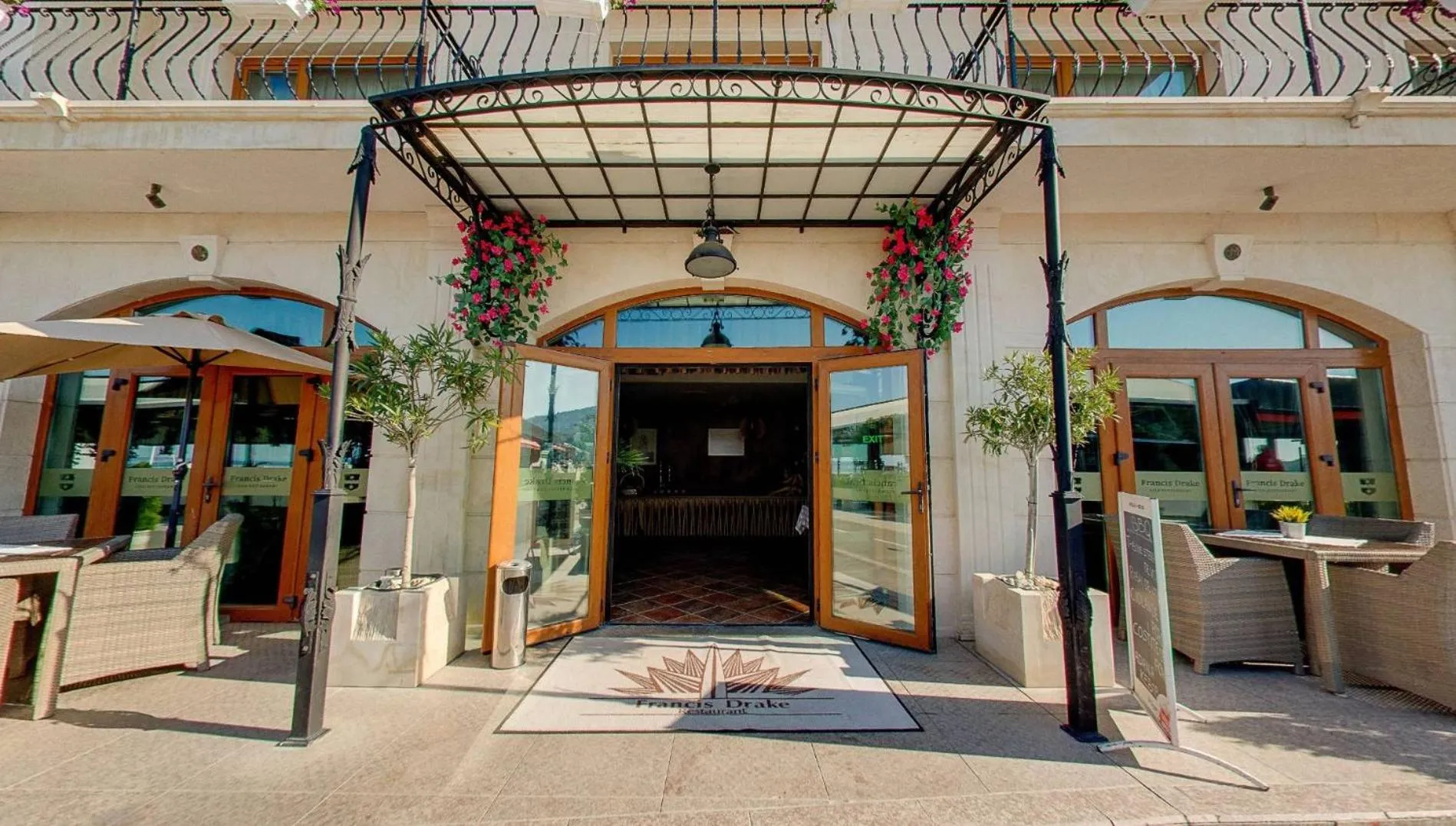 Restaurant/places to eat in Hotel Mistral