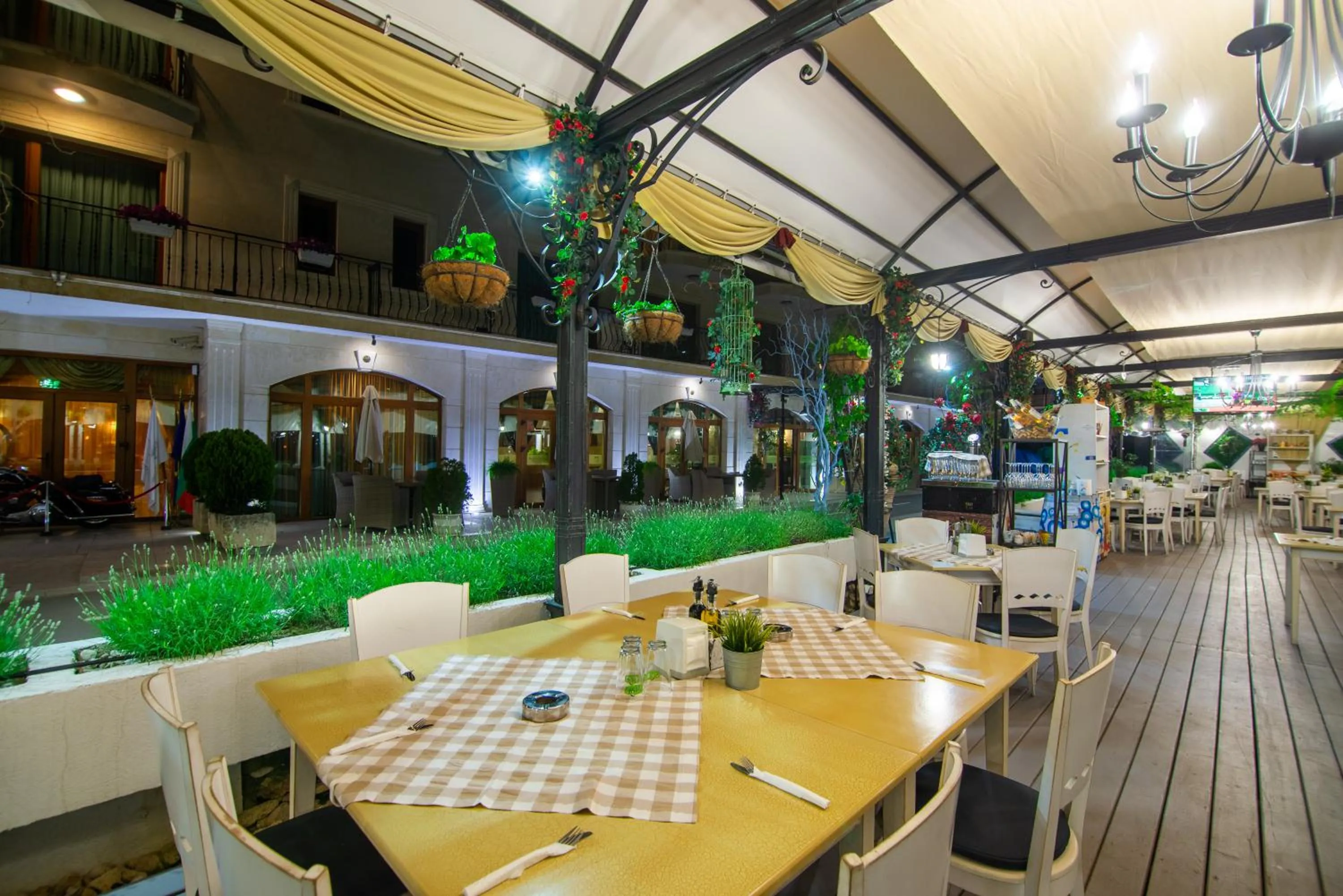 Restaurant/places to eat in Hotel Mistral