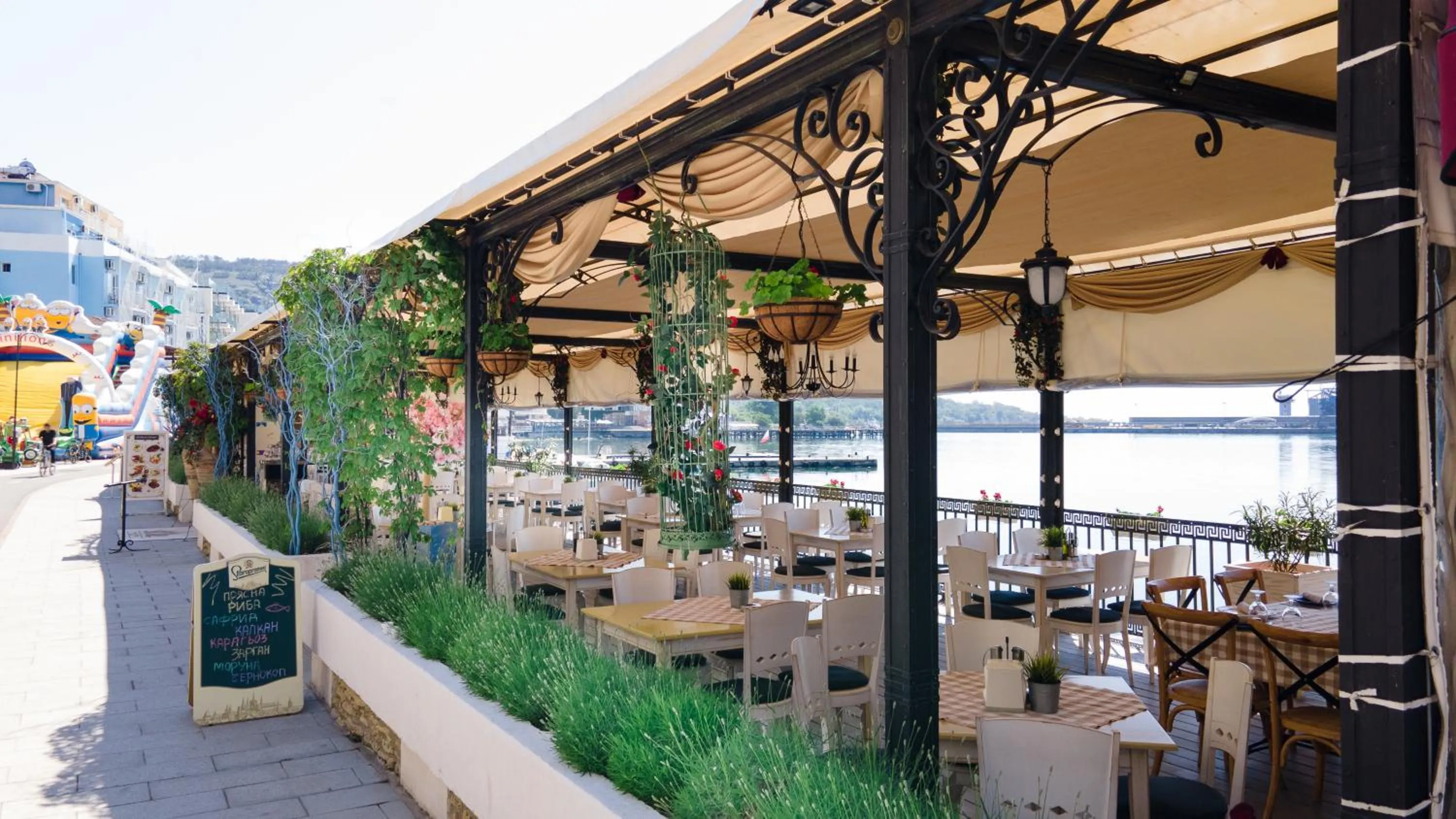 Restaurant/places to eat in Hotel Mistral