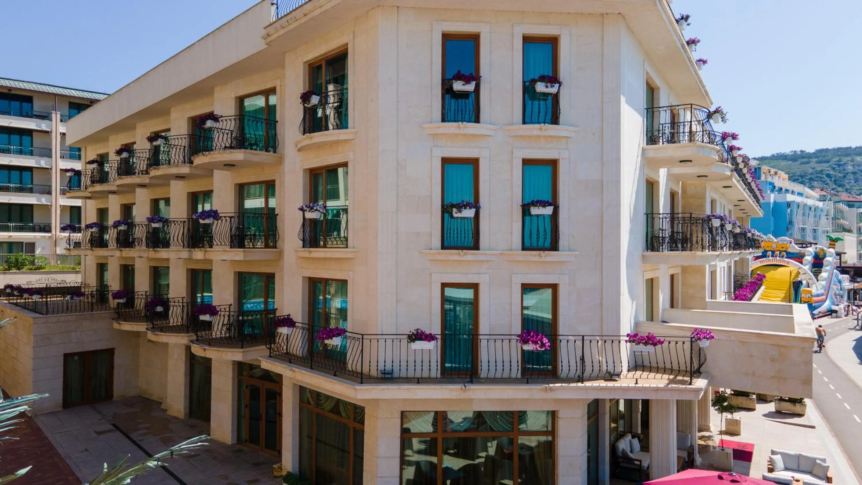 Property building in Hotel Mistral