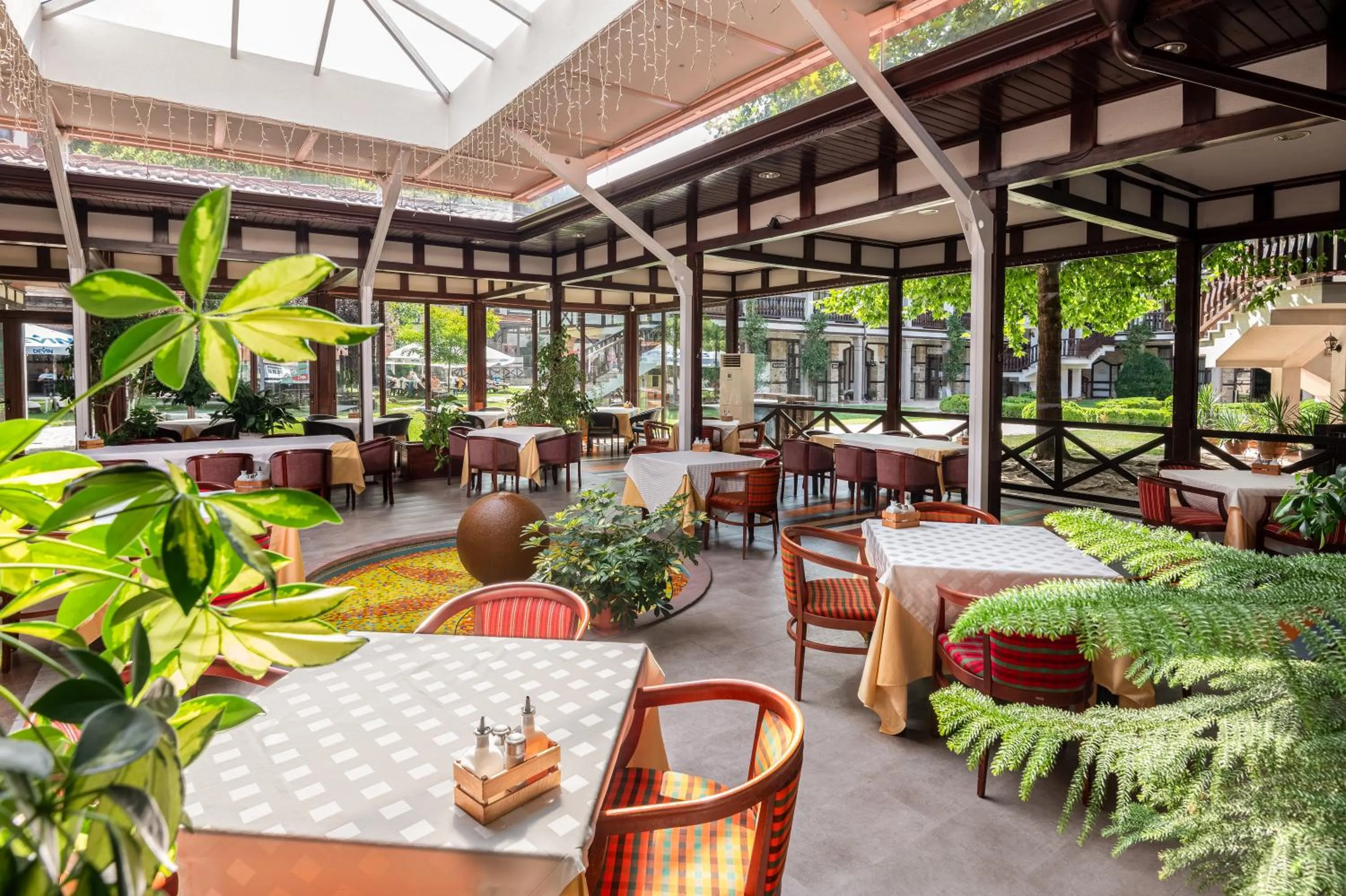 Restaurant/places to eat in SPA Hotel Ismena