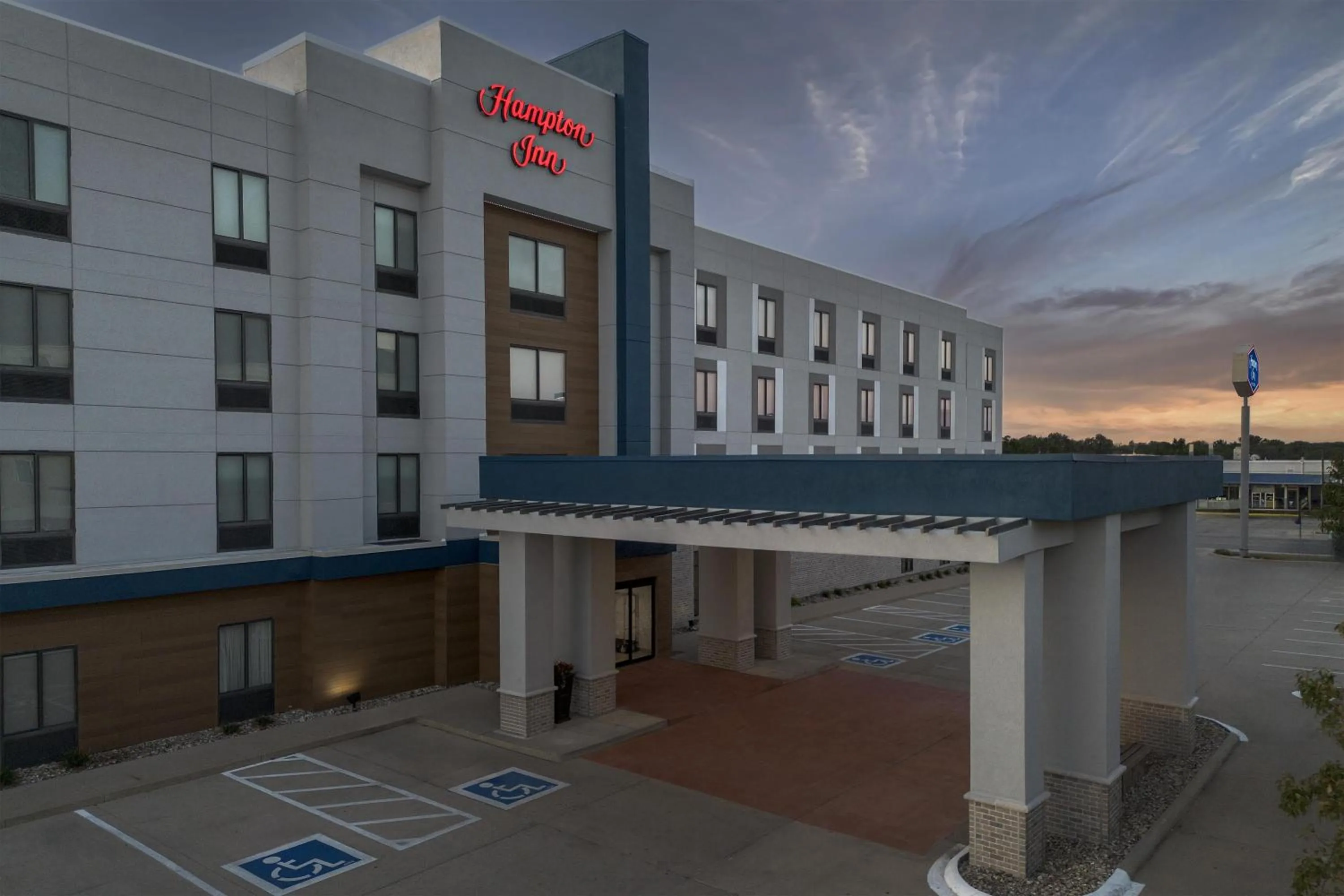 Property building in Hampton Inn Waterloo