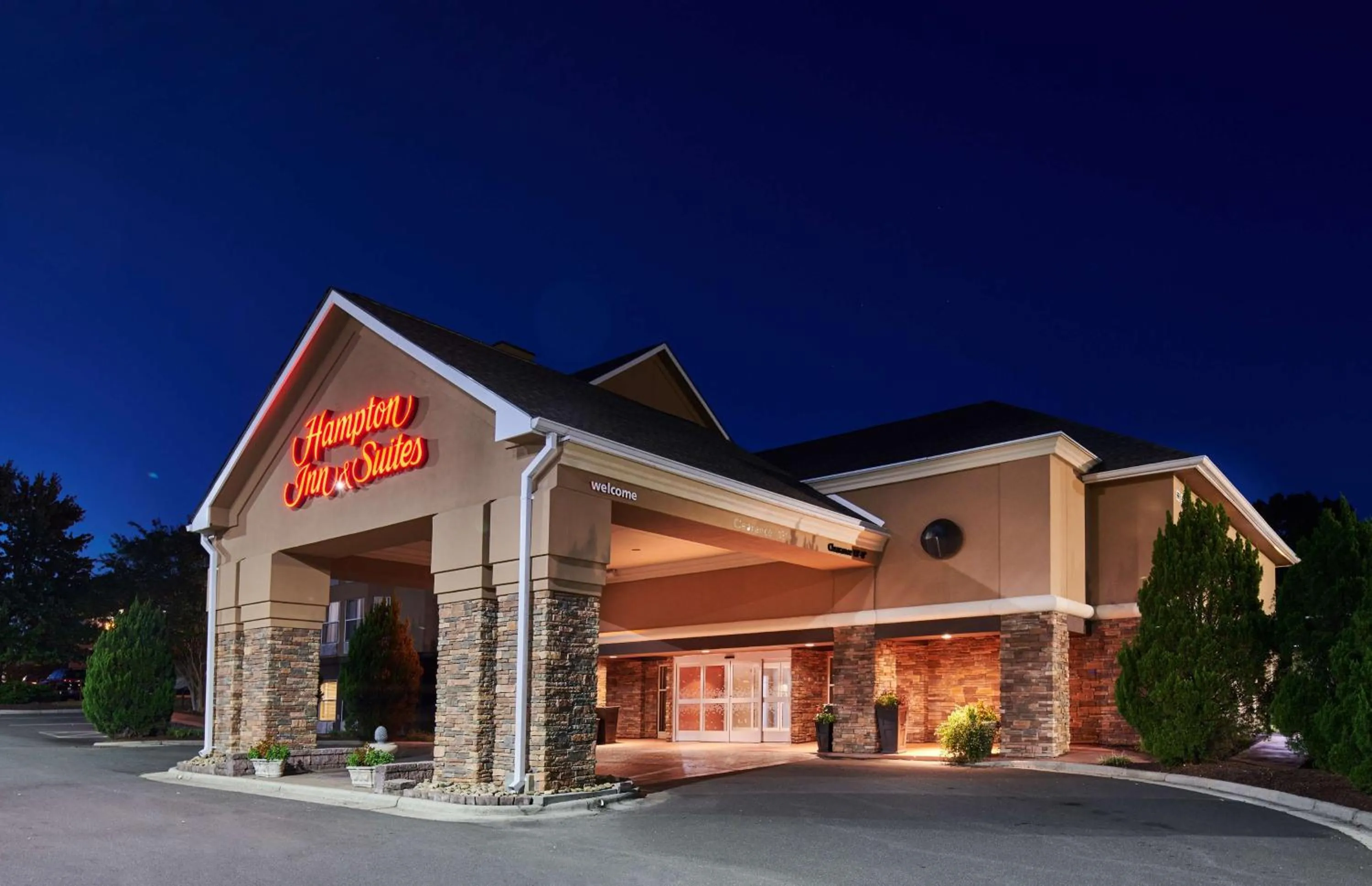 Property building in Hampton Inn & Suites Chapel Hill/Durham