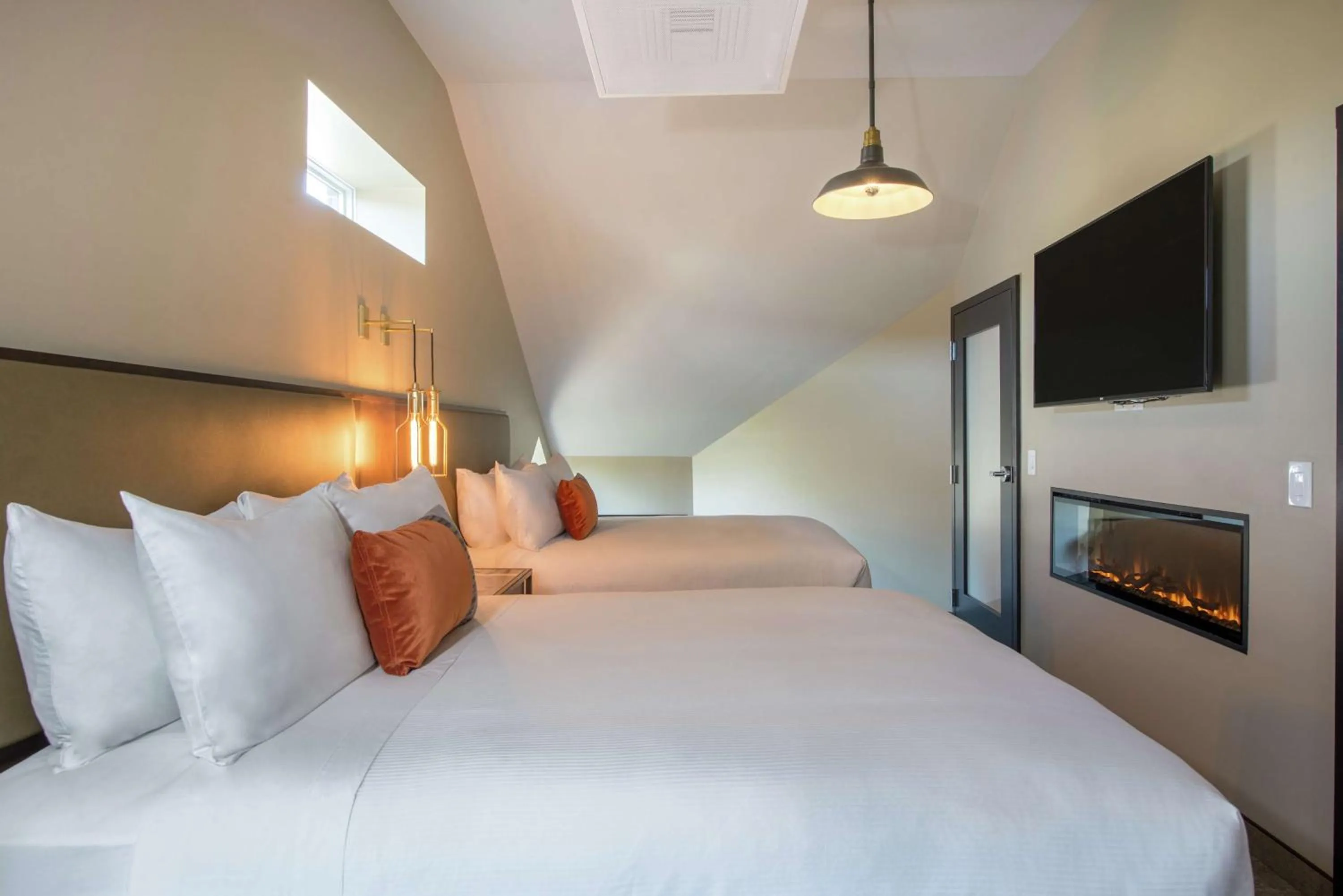 Bedroom, Bed in Hotel Saranac, Curio Collection By Hilton