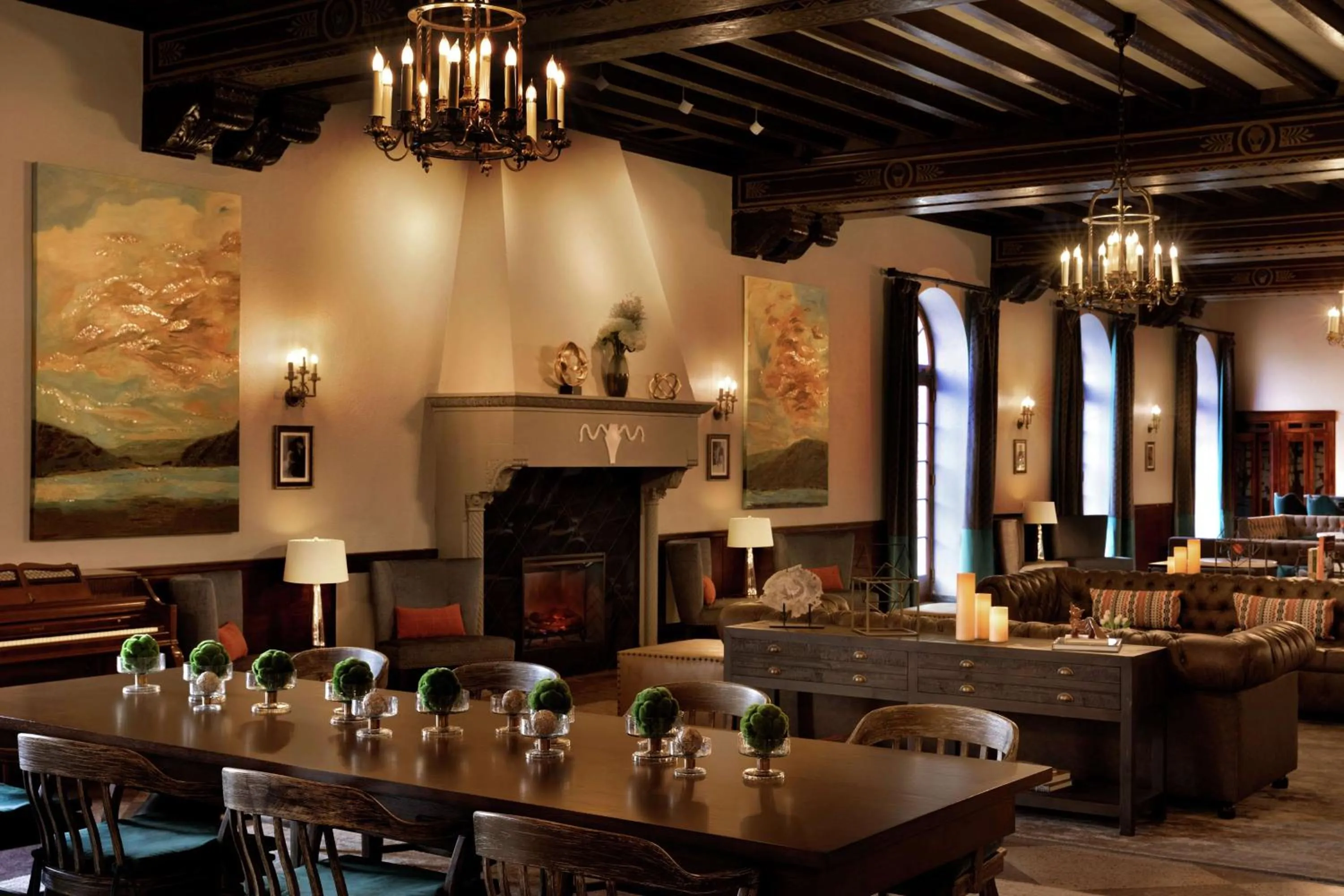 Lounge or bar in Hotel Saranac, Curio Collection By Hilton