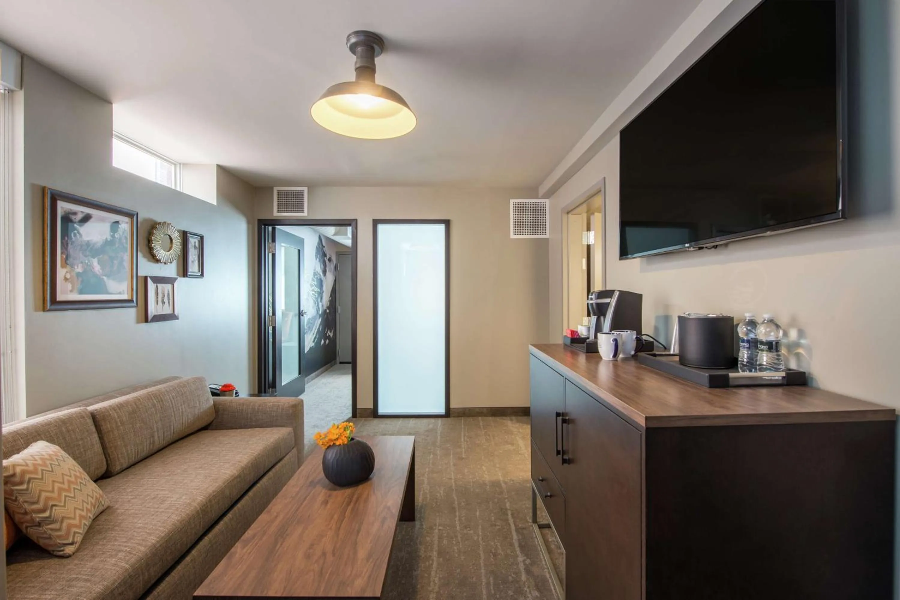 Bedroom in Hotel Saranac, Curio Collection By Hilton