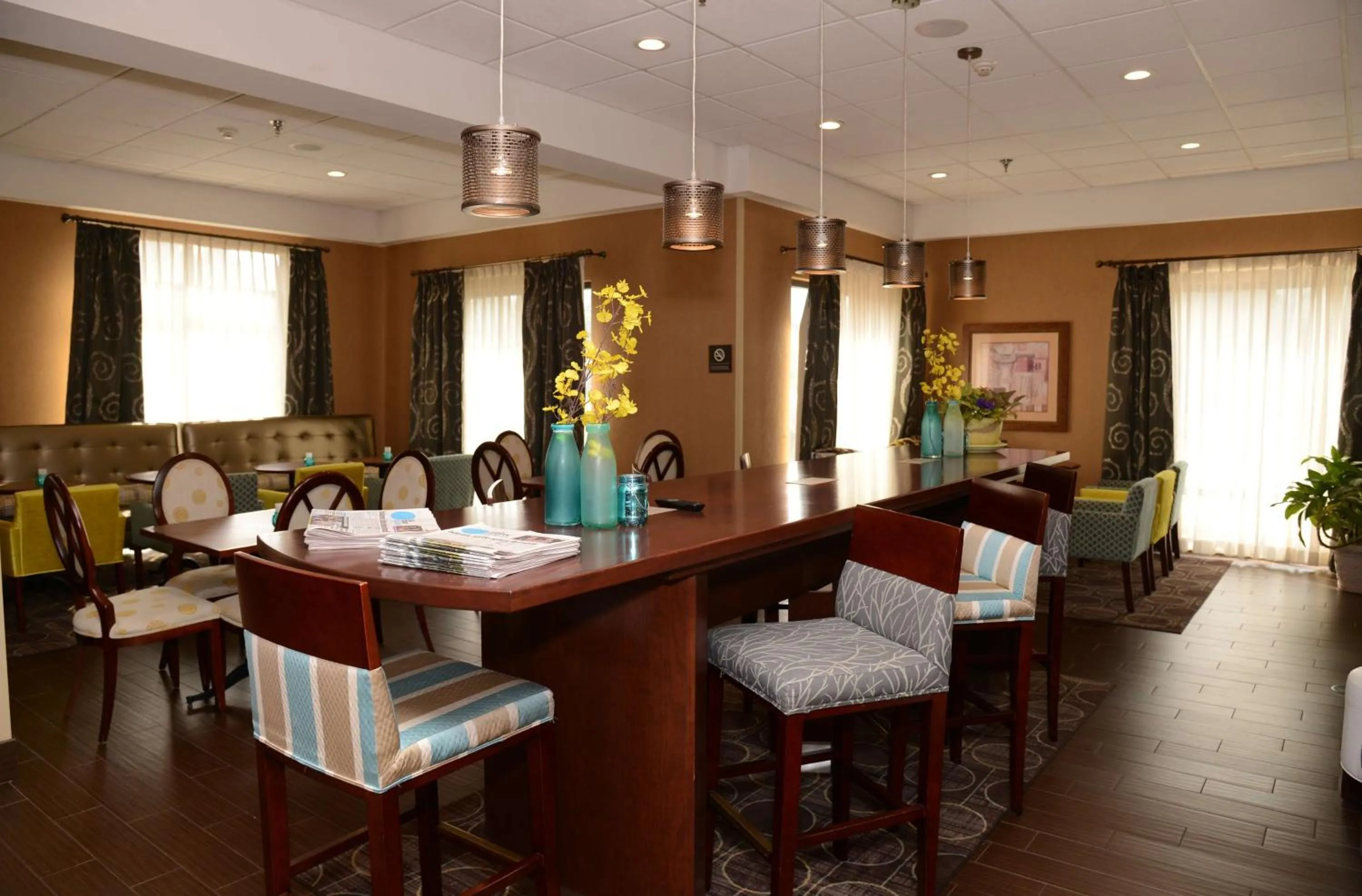 Dining area in Hampton Inn Americus