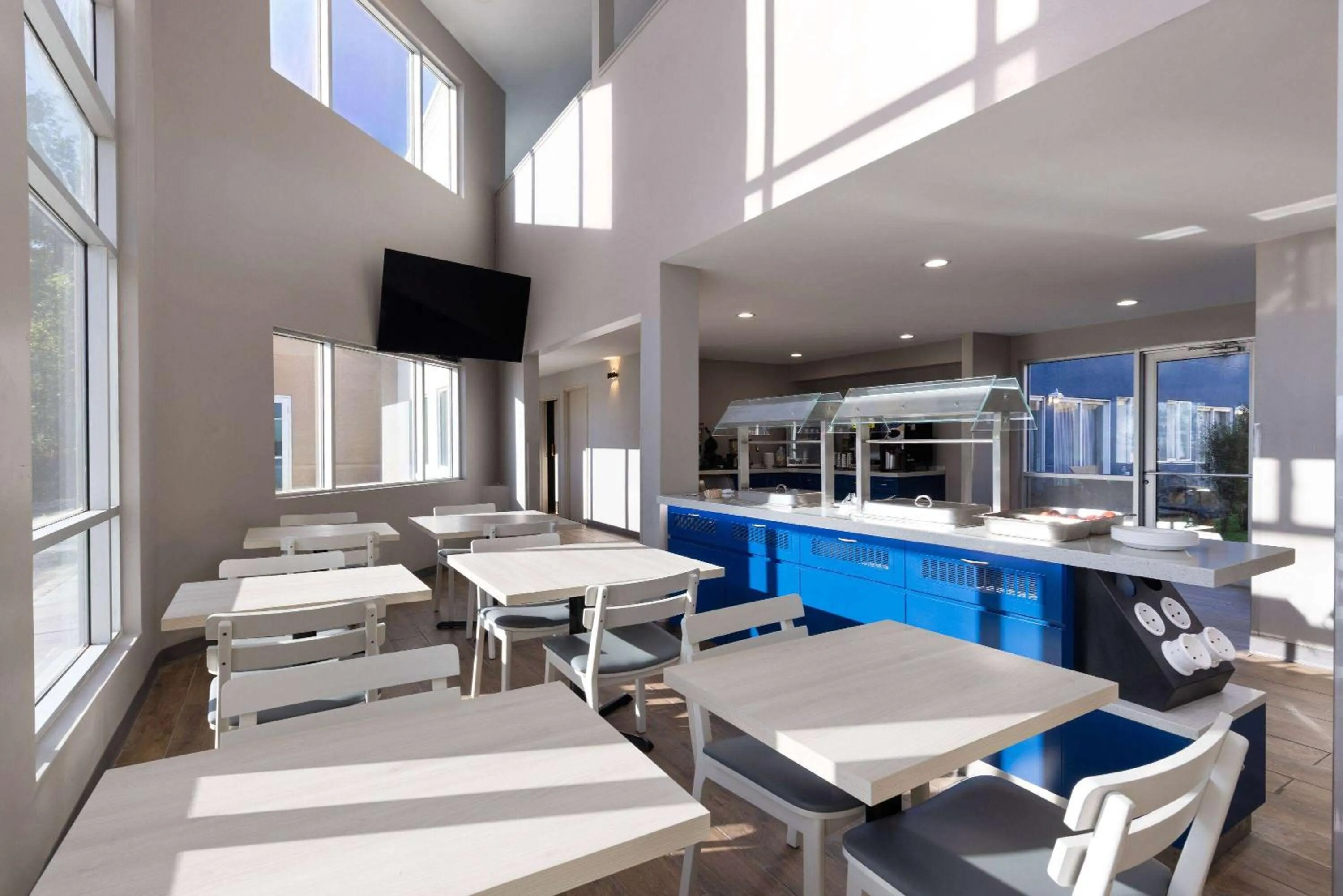 Breakfast in AmericInn by Wyndham Omaha Near Zoo