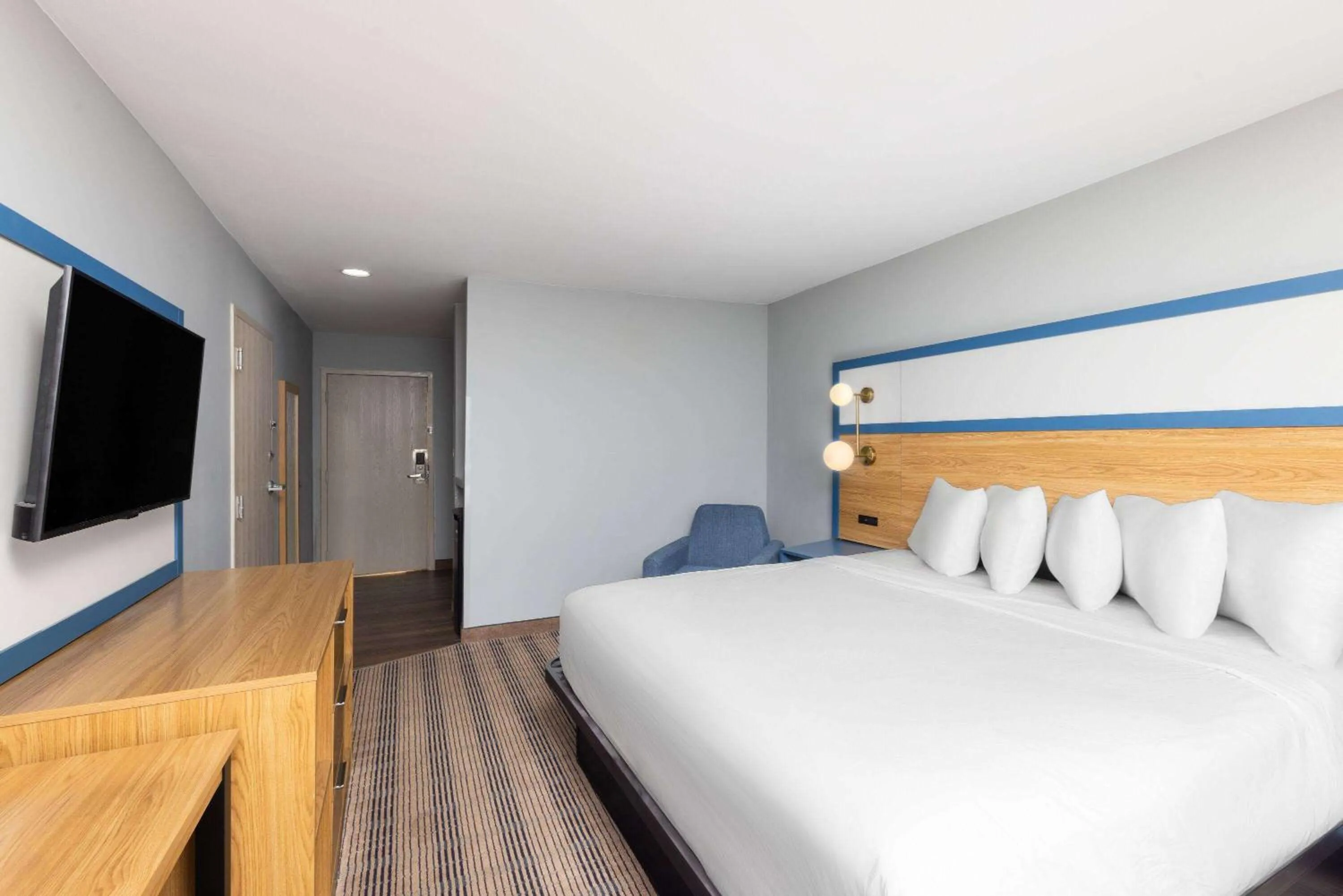 Photo of the whole room, Bed in AmericInn by Wyndham Omaha Near Zoo