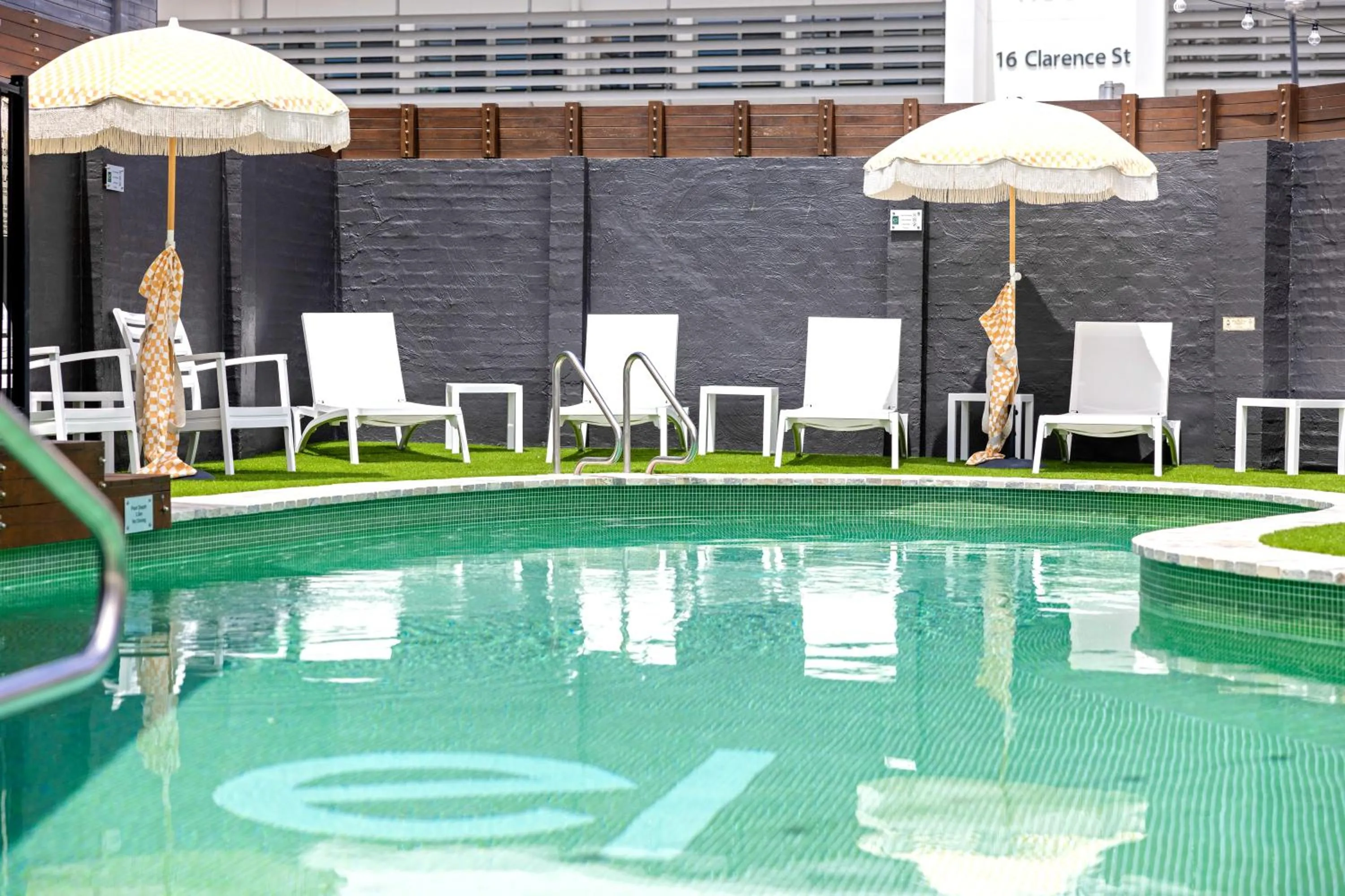 Swimming pool in El Motor Inn