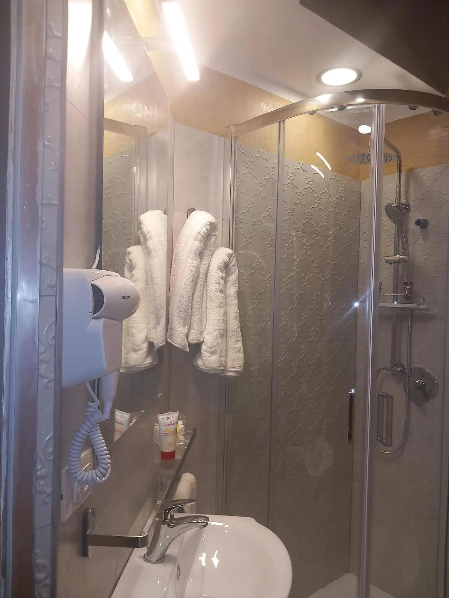 Shower in Lussuoso B&B