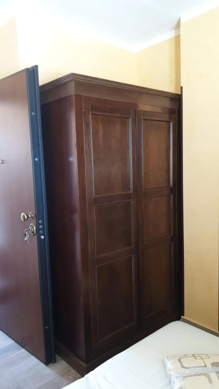 wardrobe, Bed in Lussuoso B&B