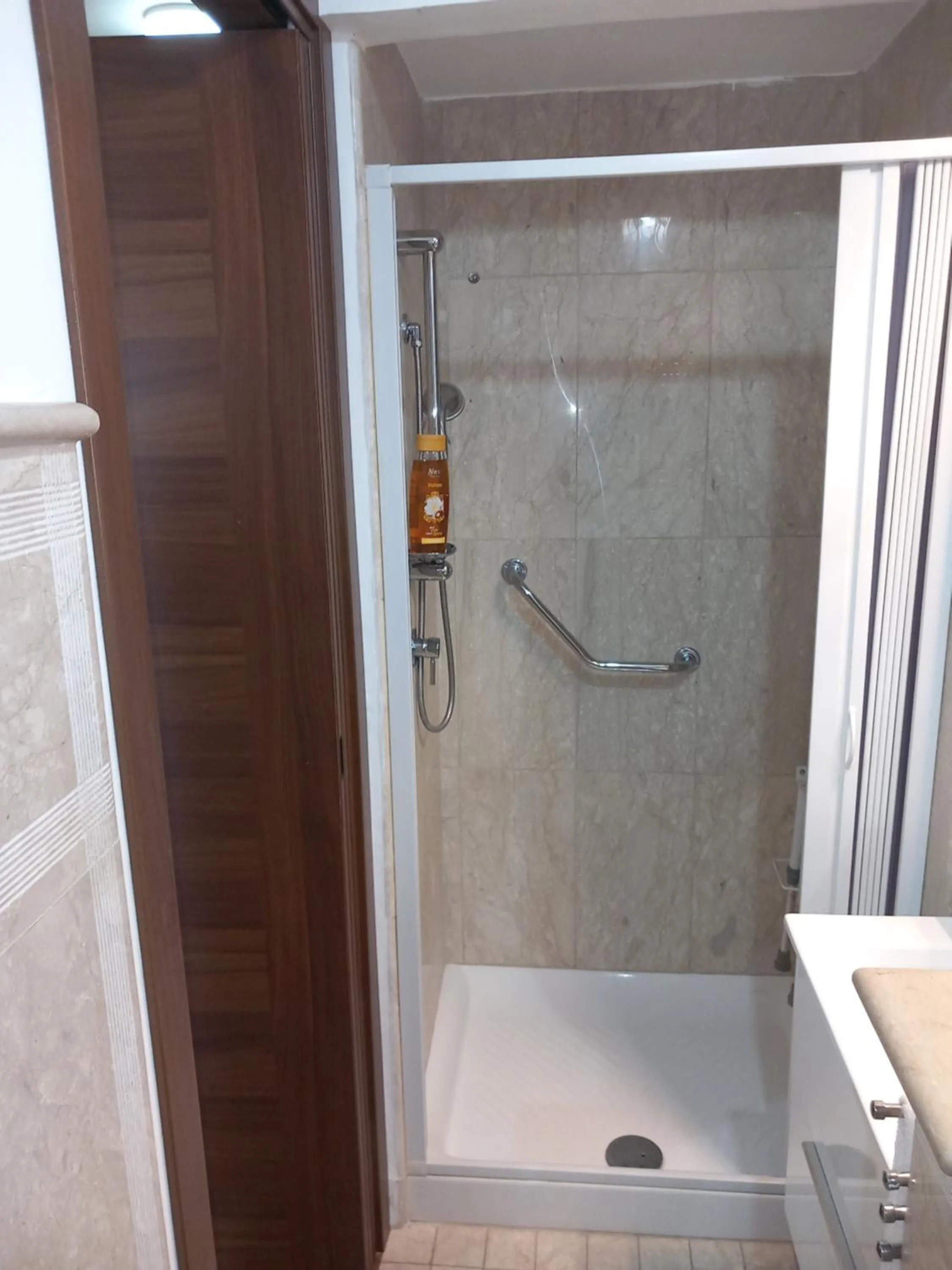 Shower in Lussuoso B&B