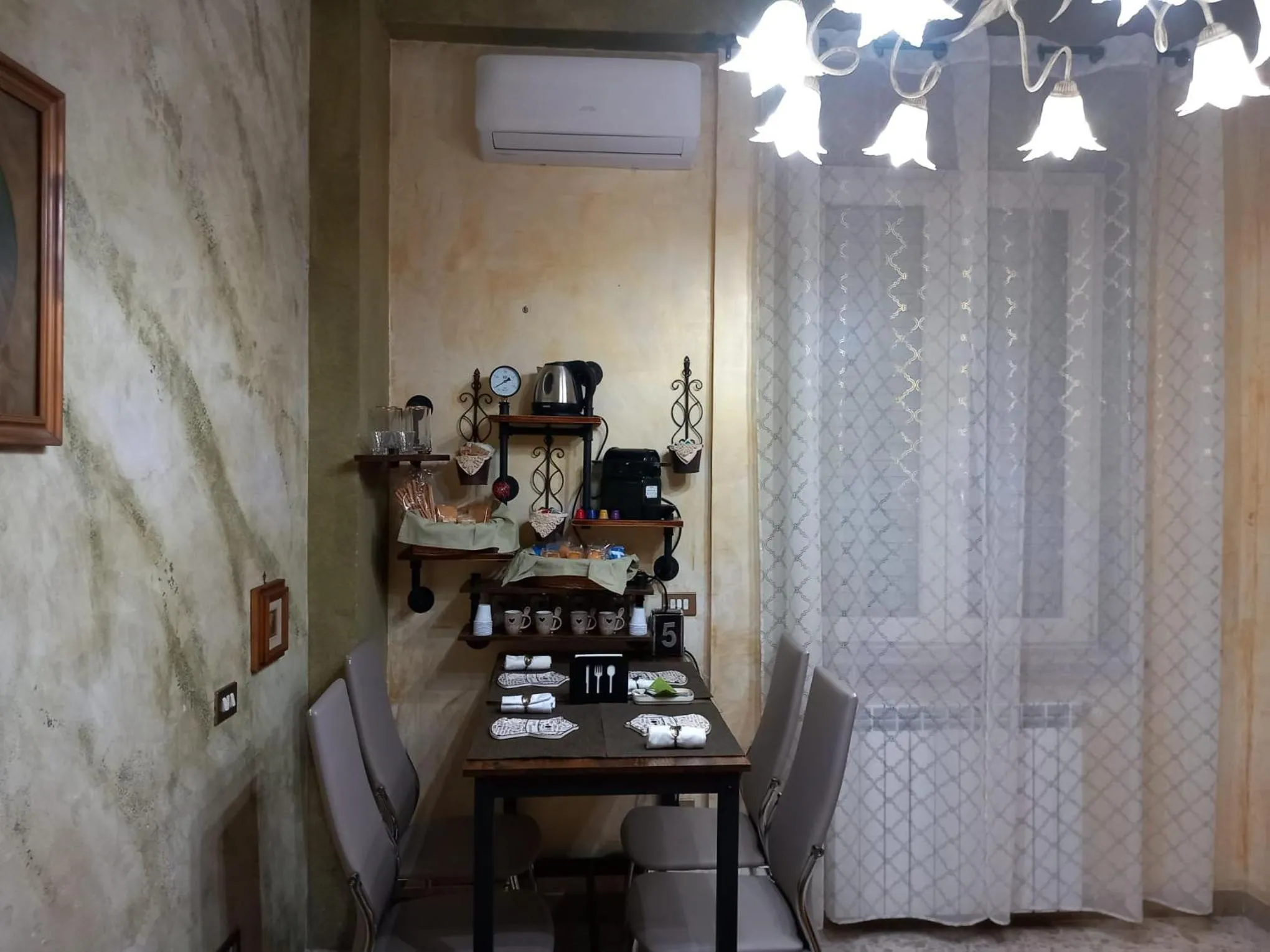 Dining area in Lussuoso B&B