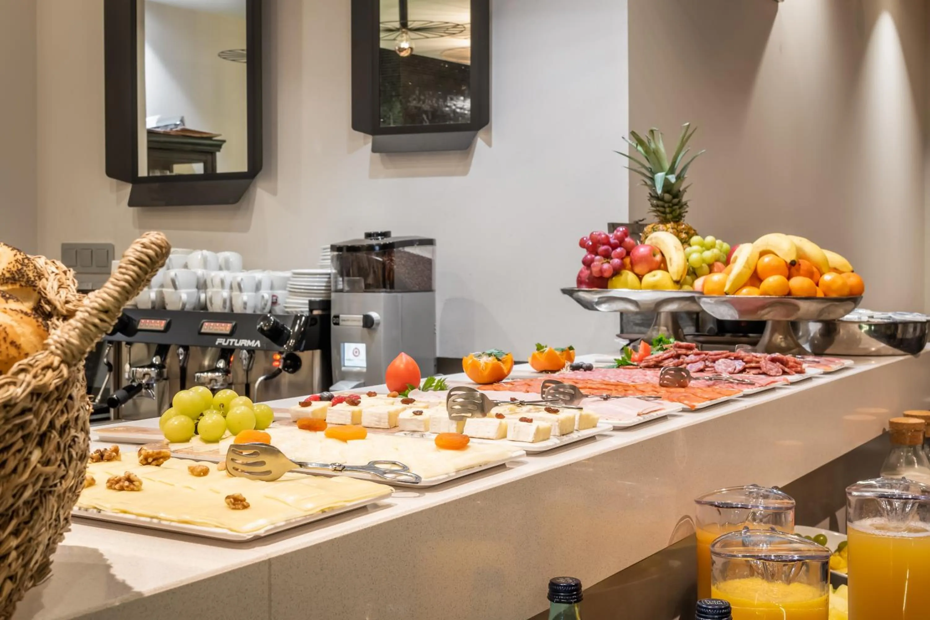 Restaurant/places to eat in Arya Stadium Hotel