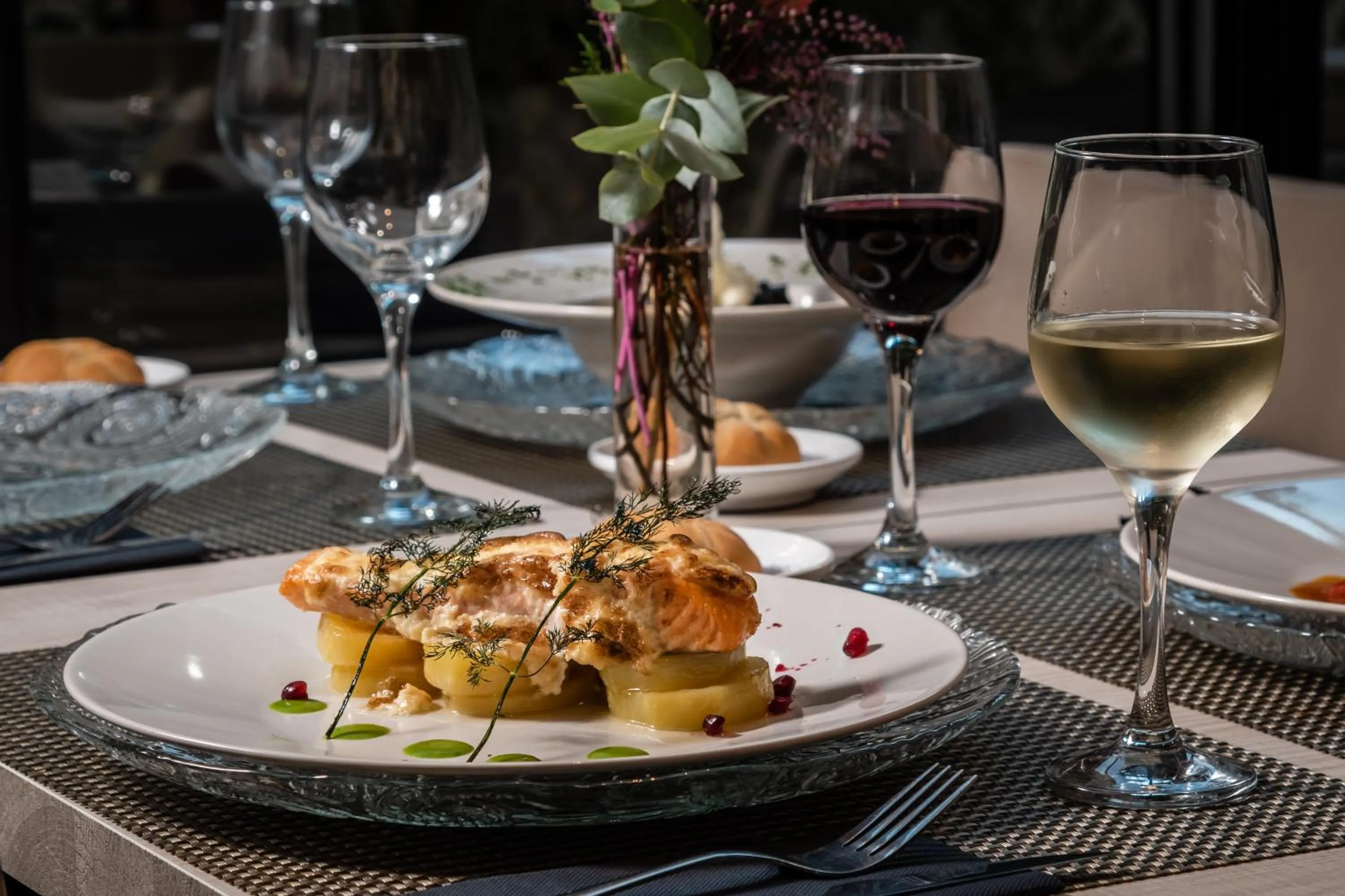 Restaurant/places to eat in Arya Stadium Hotel