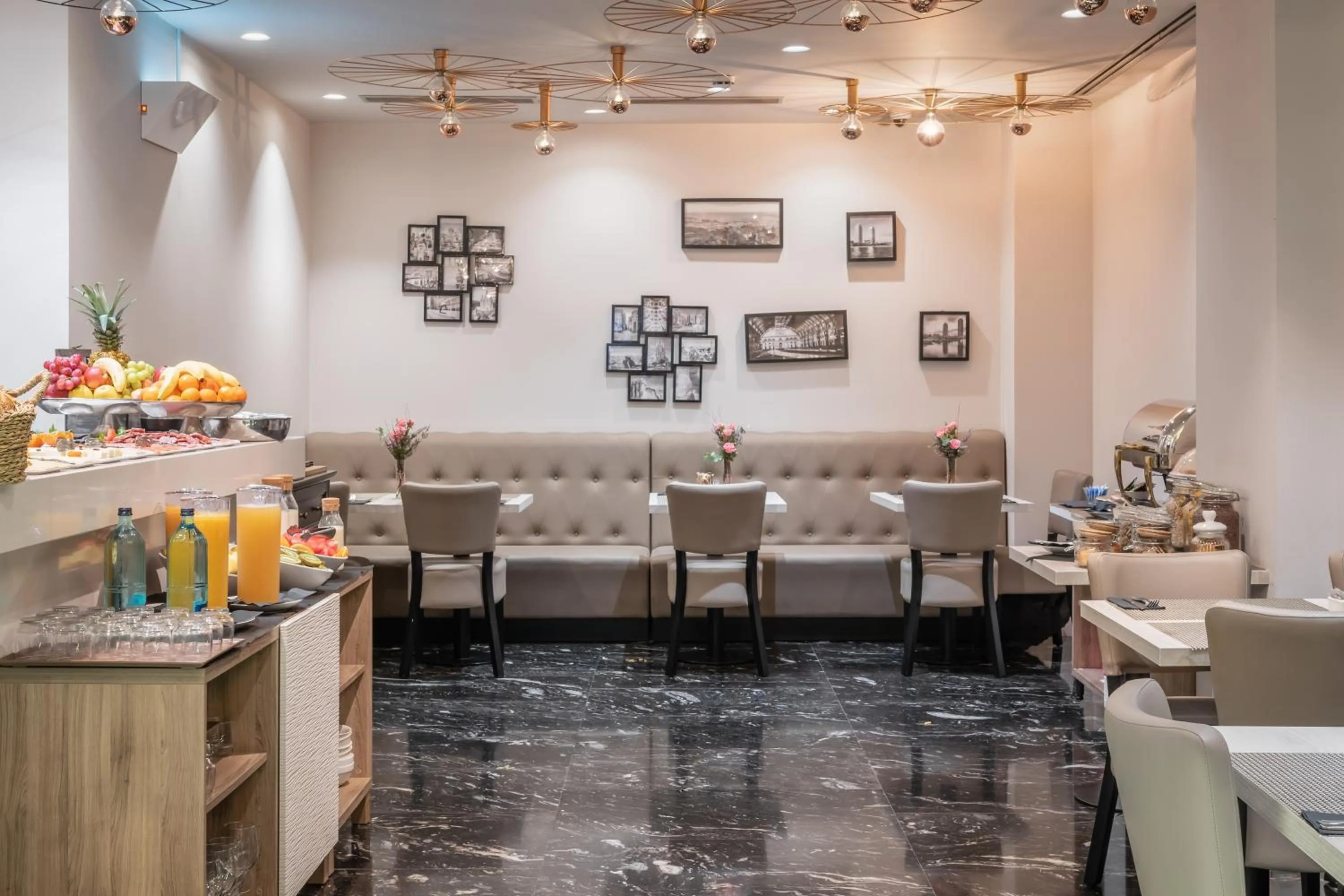 Restaurant/places to eat in Arya Stadium Hotel