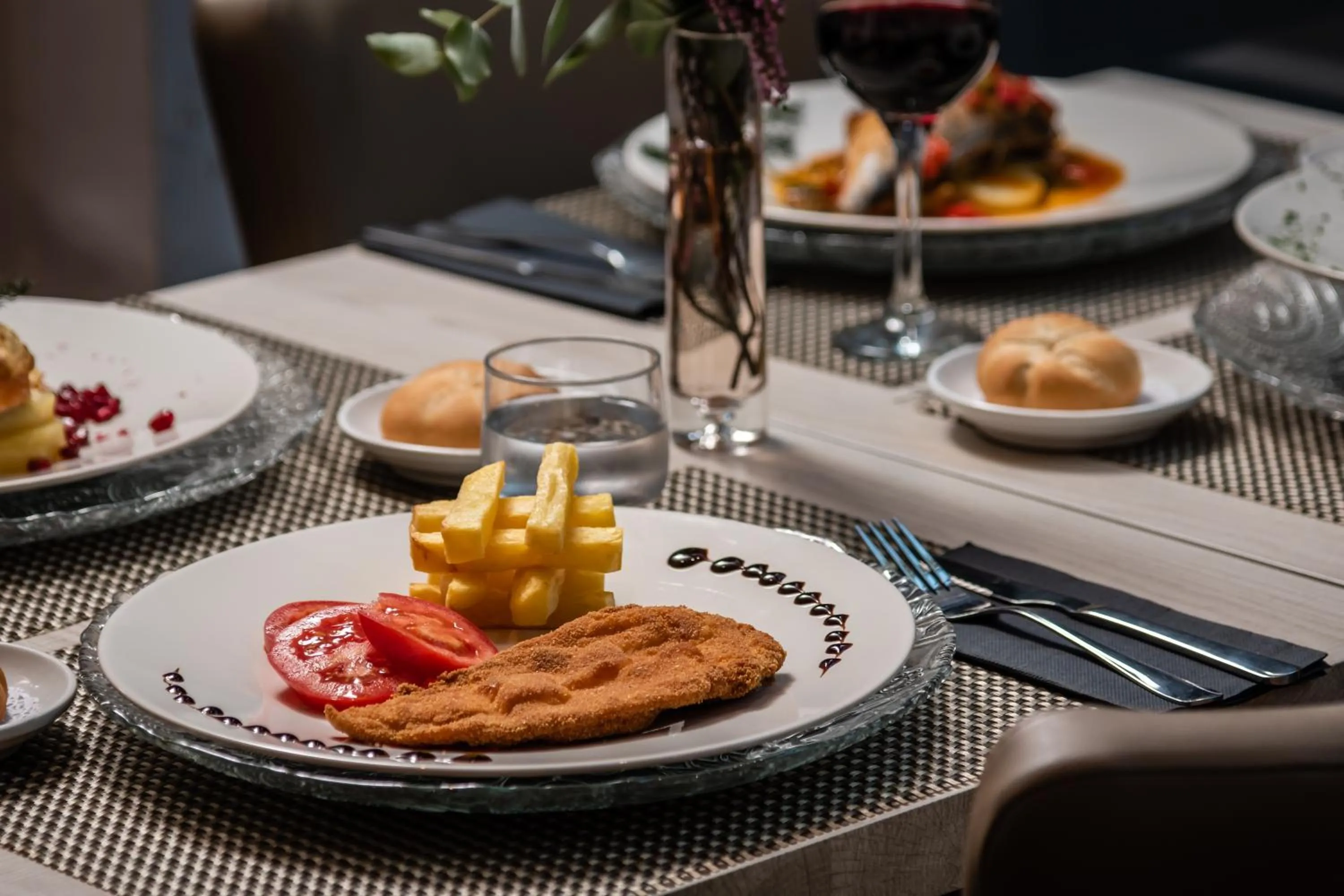 Restaurant/places to eat in Arya Stadium Hotel