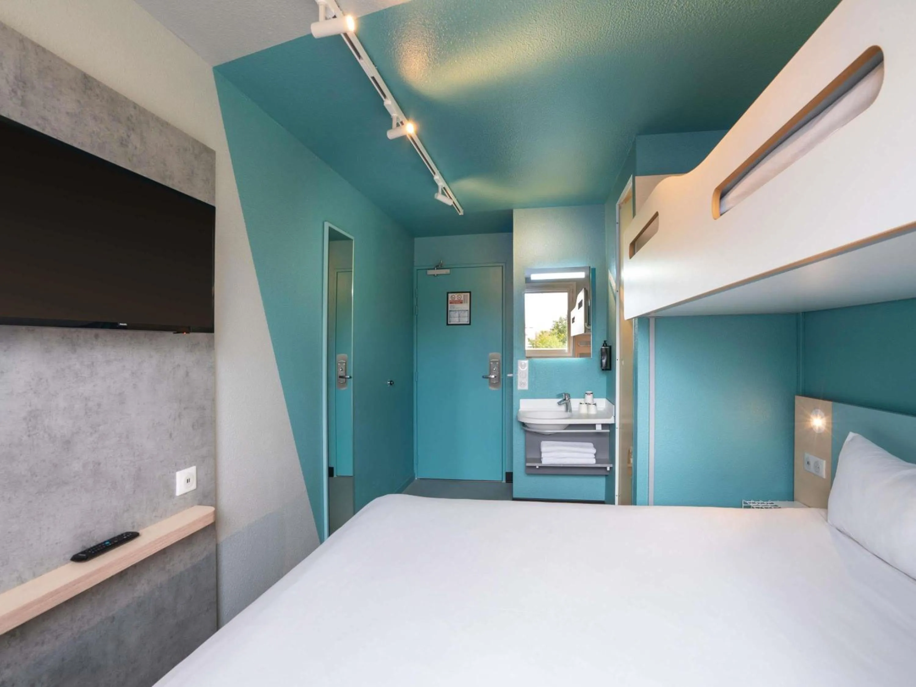 Bedroom, Bed in ibis budget Rennes Chantepie - Hôtel rénové