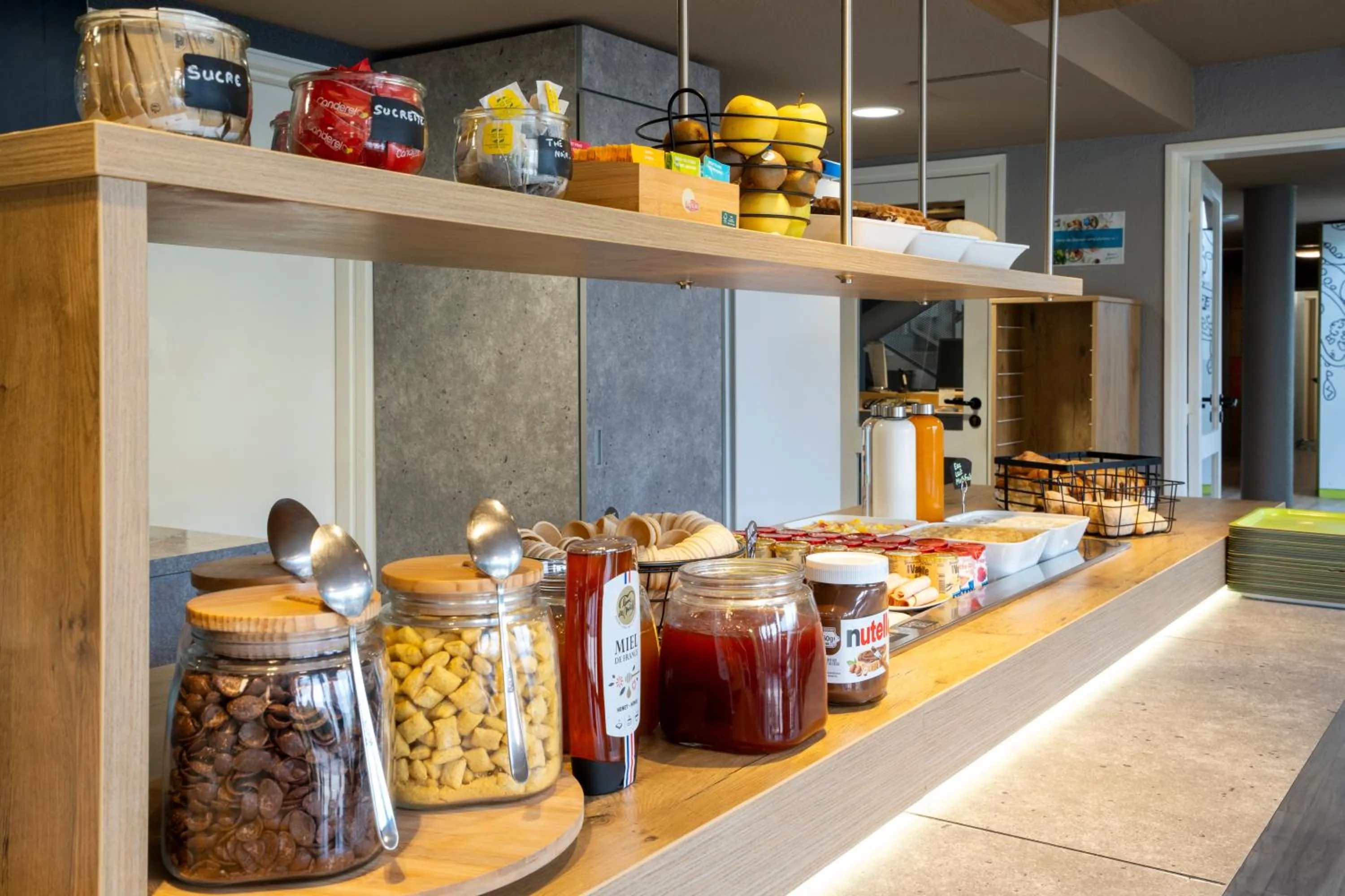 Buffet breakfast in ibis budget Rennes Chantepie - Hôtel rénové