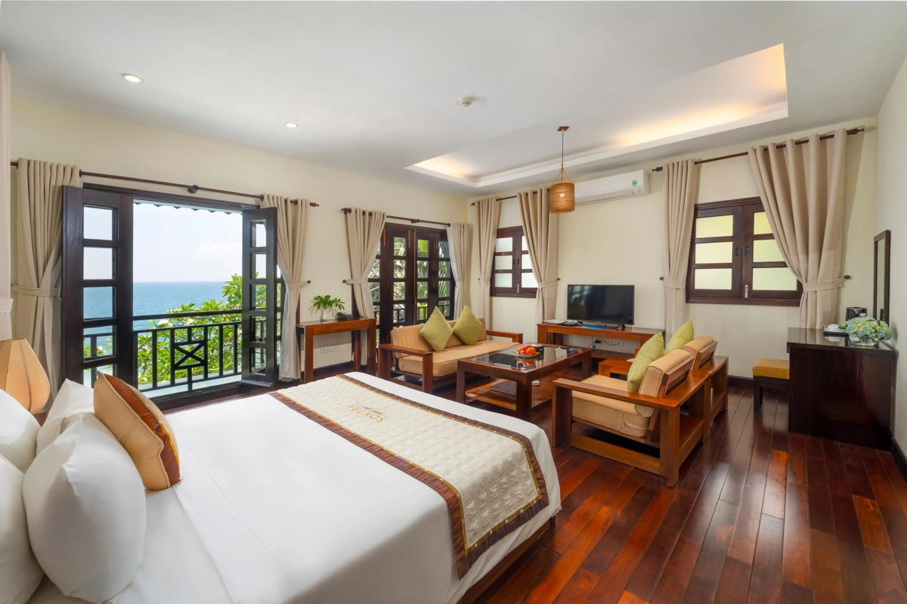 Communal lounge/ TV room, Bed in Son Tra Beach Resort & Spa Danang