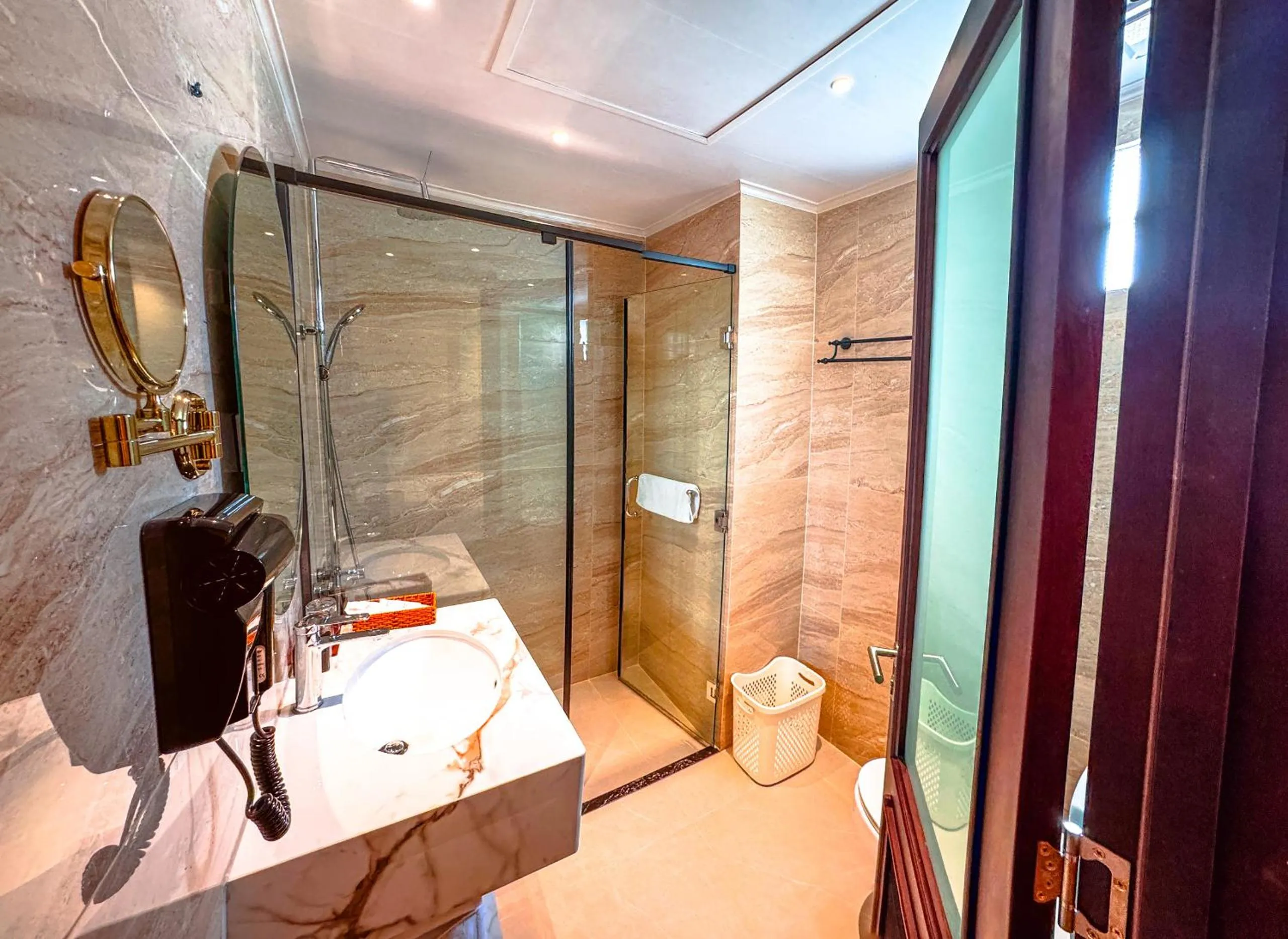 Shower in Bon Ami Hotel - Thiên Xuân Hotel