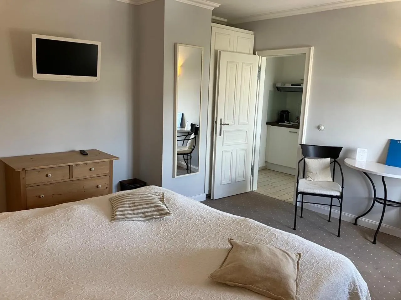 Photo of the whole room, Bed in Hotel Seemöwe