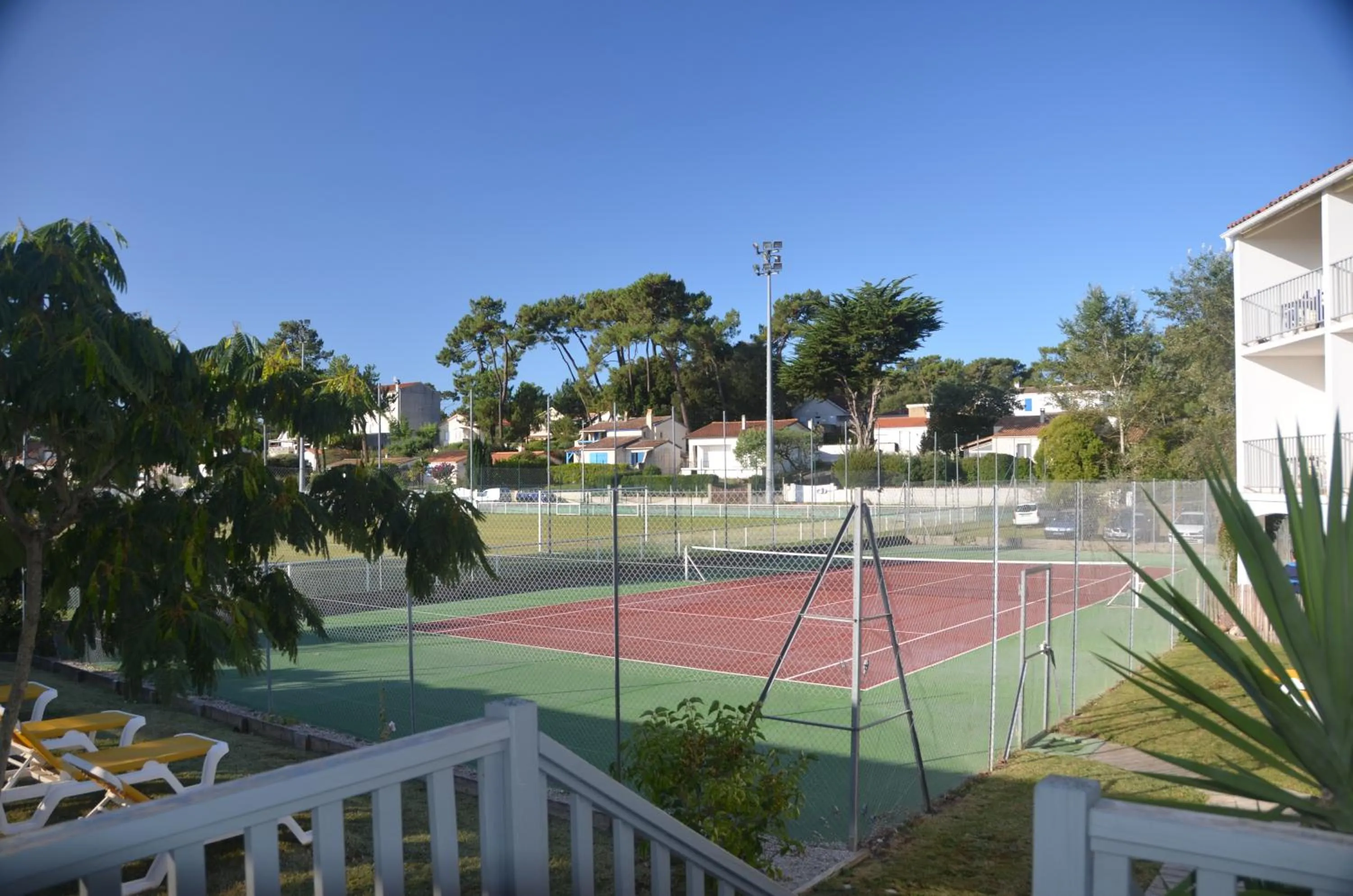 Tennis court in Hotel et Spa Les Cleunes Oléron