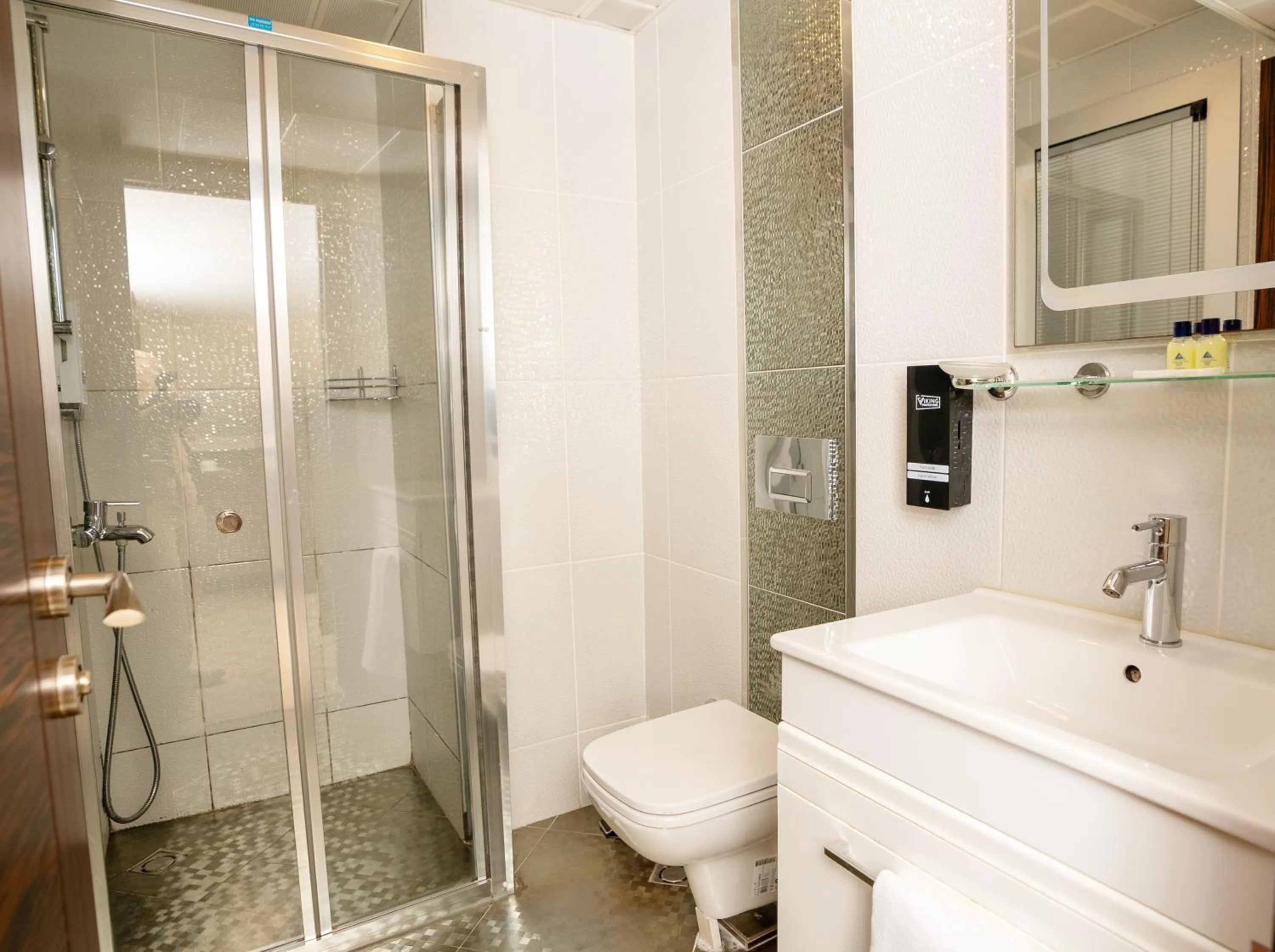 Shower in Golden Siyav Hotel