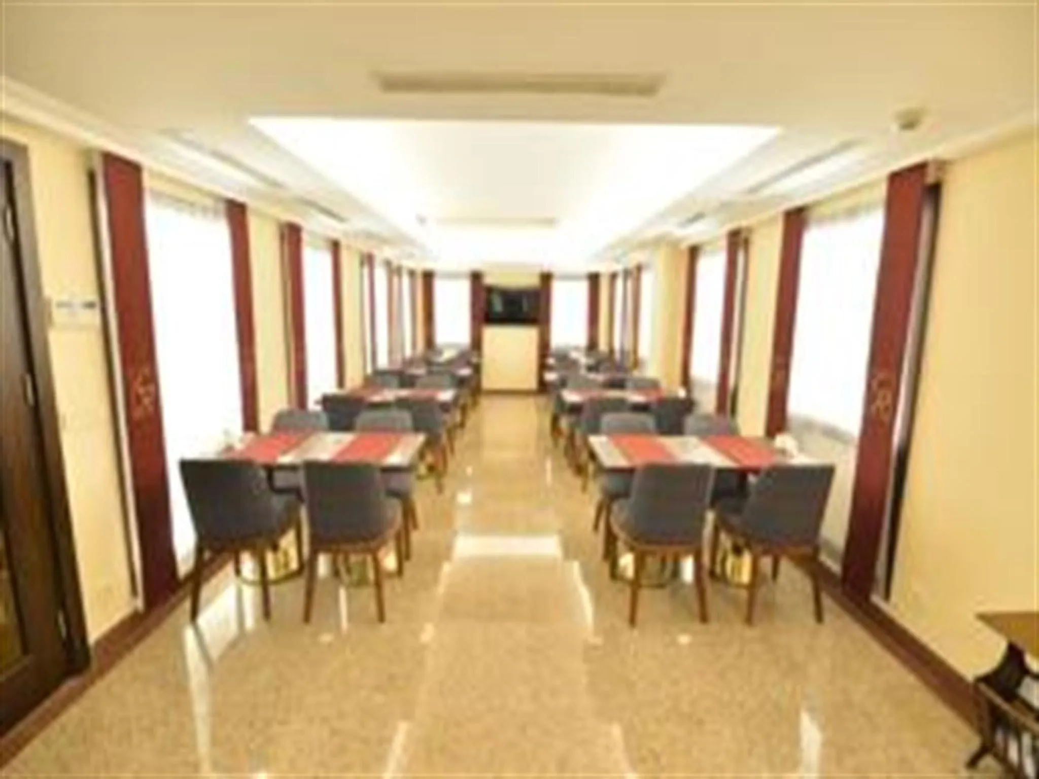 Restaurant/places to eat in Golden Siyav Hotel