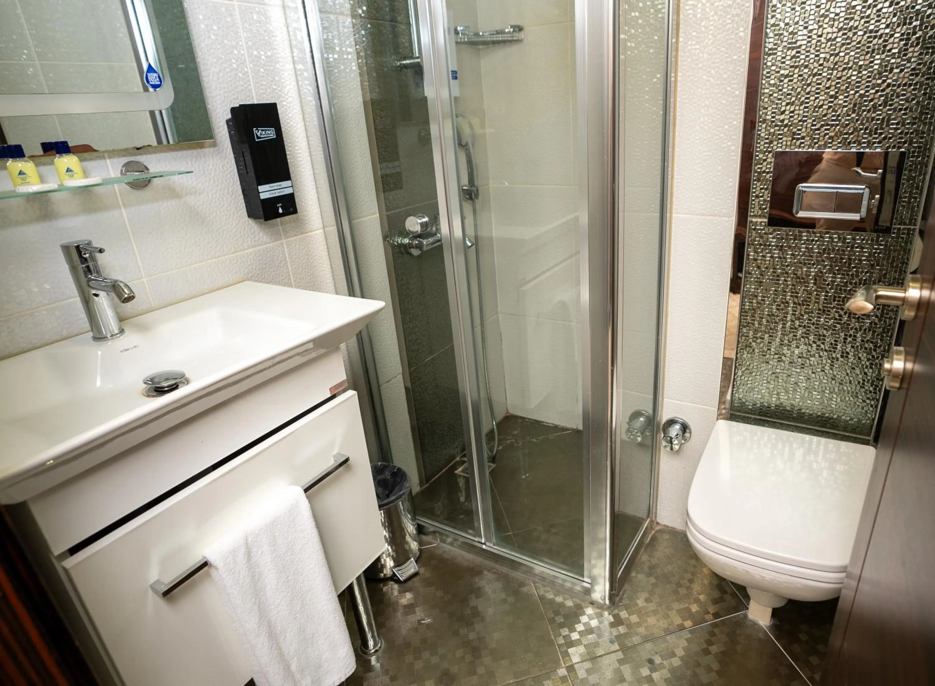 Shower in Golden Siyav Hotel