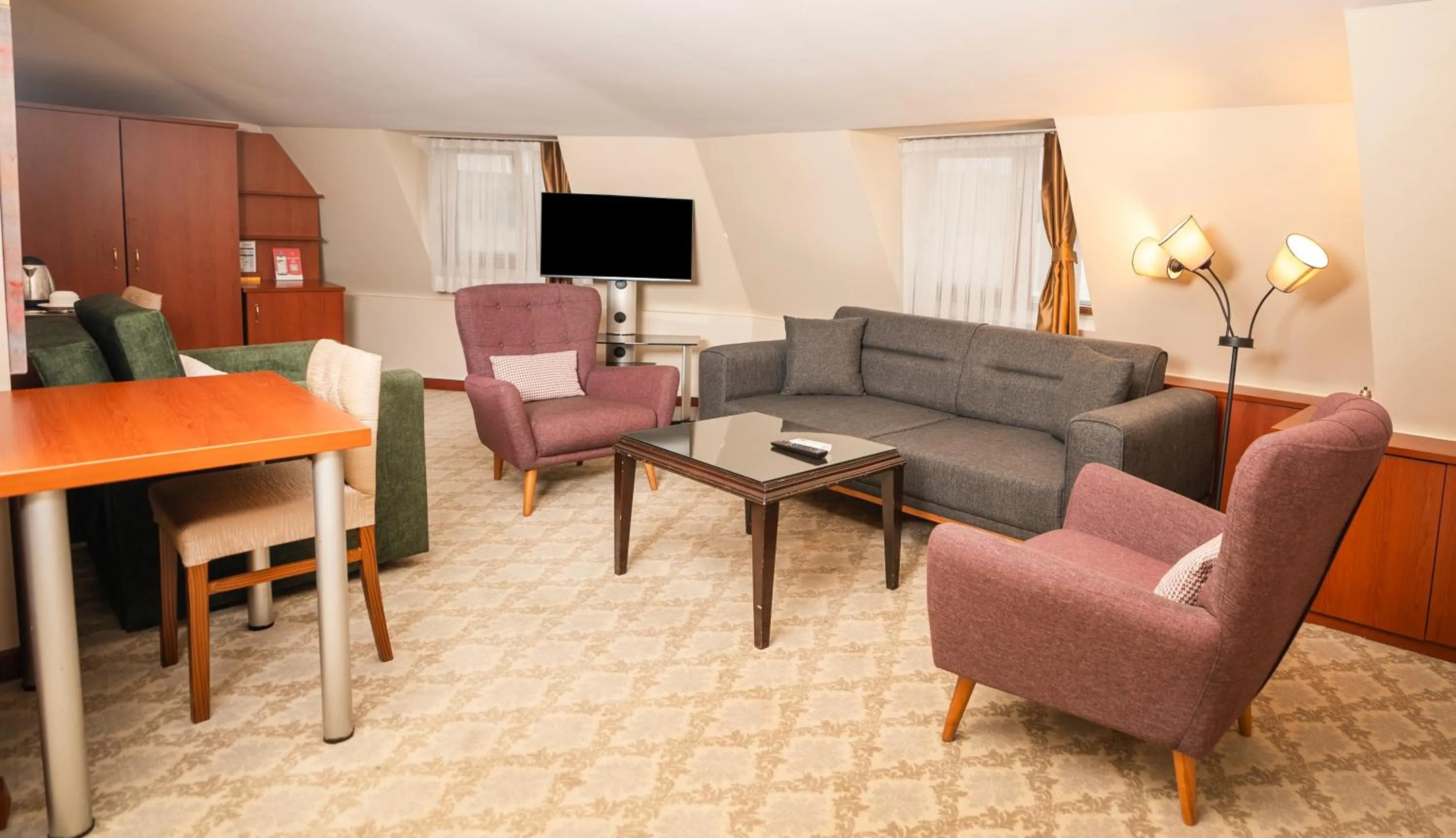 Communal lounge/ TV room in Golden Siyav Hotel