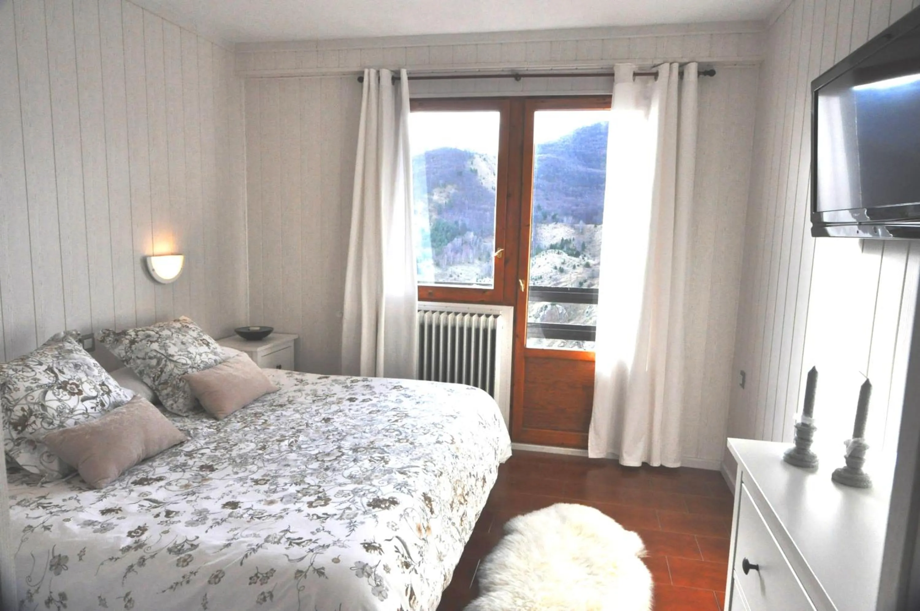 Photo of the whole room, Bed in Hotel Tirol