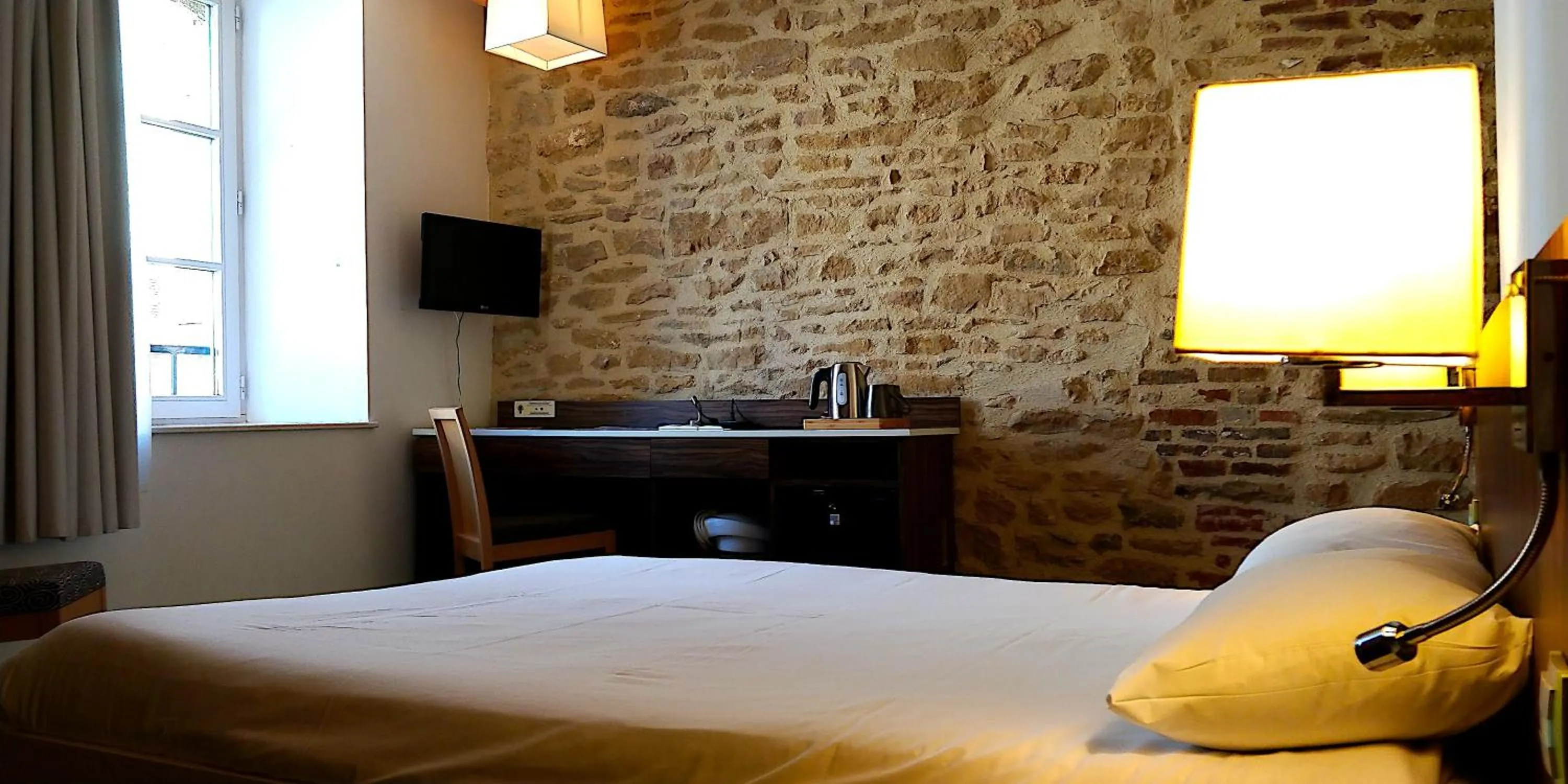 Bedroom, Bed in The Originals City, Hôtel Le Coeur d'Or, Sedan Est