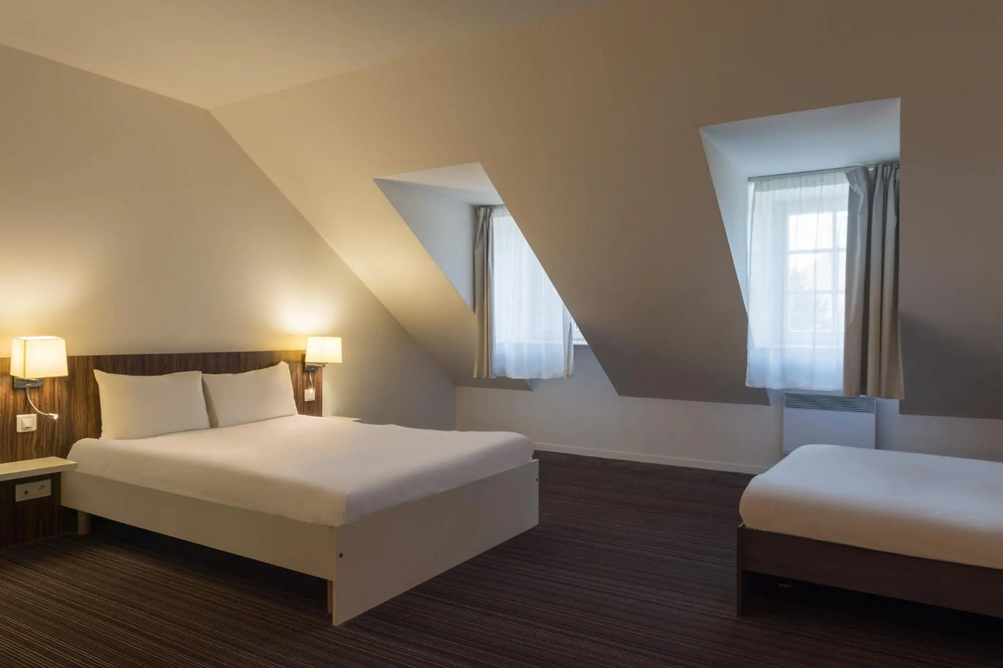 Bed in The Originals City, Hôtel Le Coeur d'Or, Sedan Est