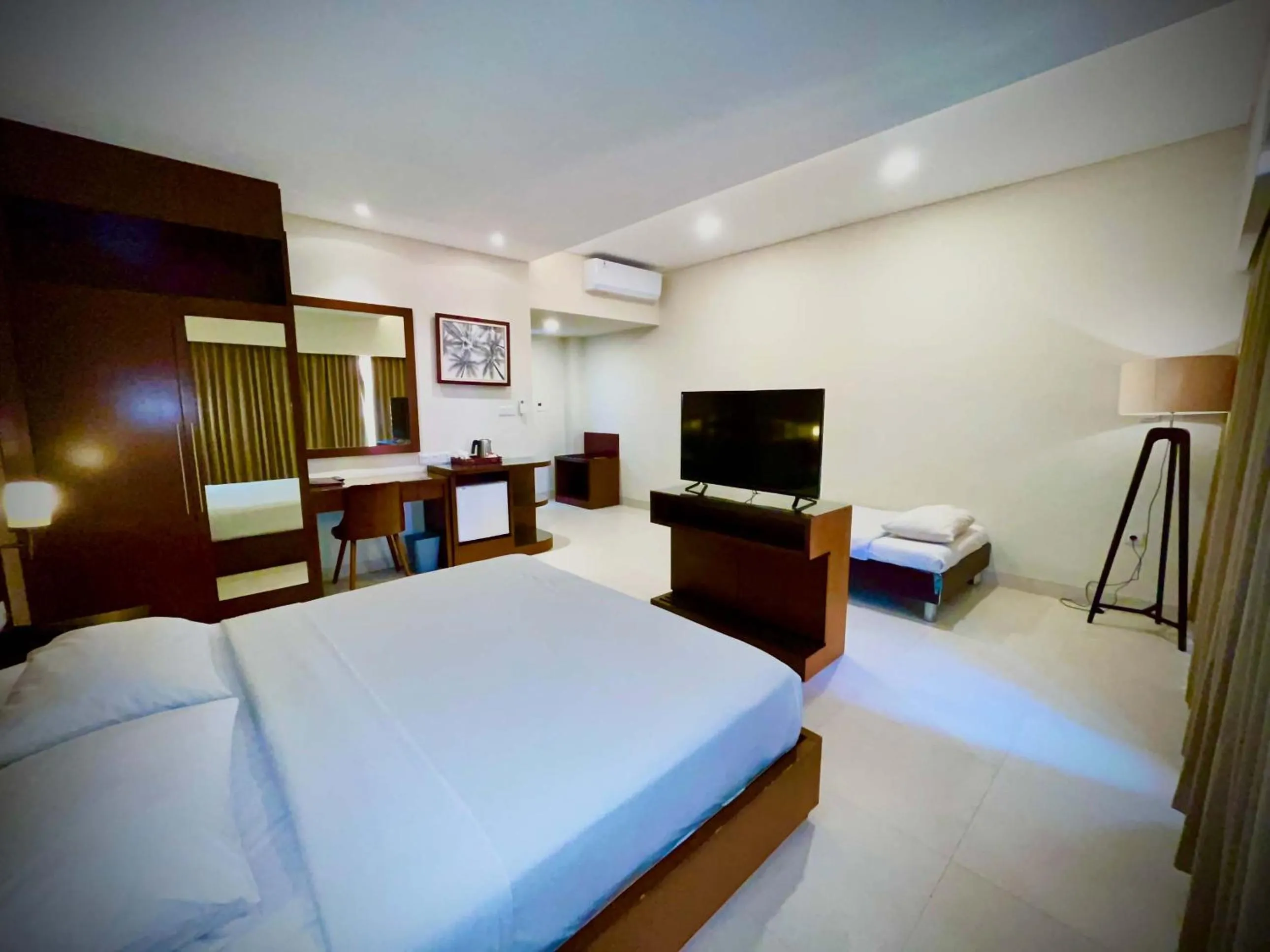 Bed in Yulia Beach Inn Kuta