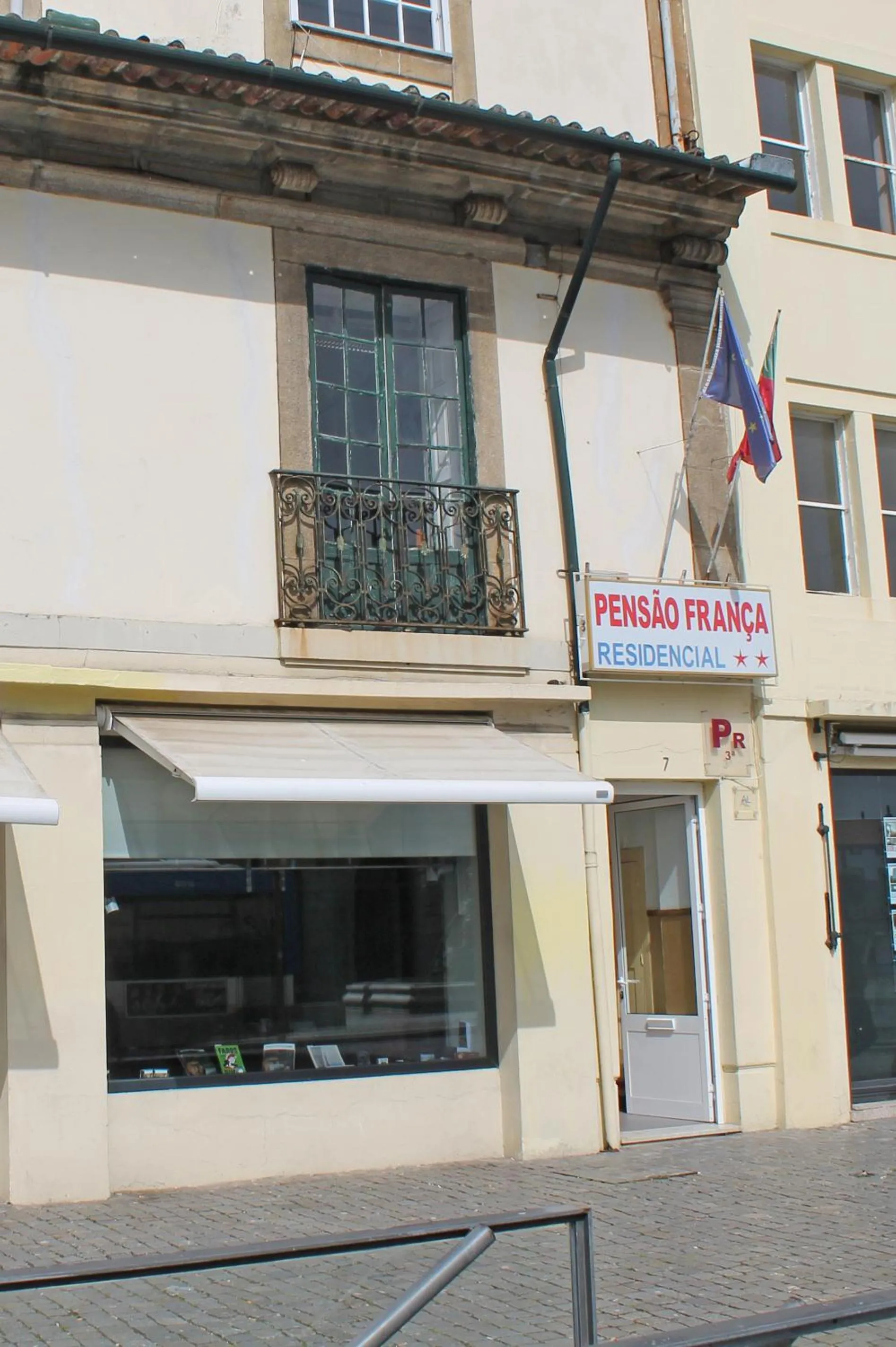 Facade/entrance in Pensão França