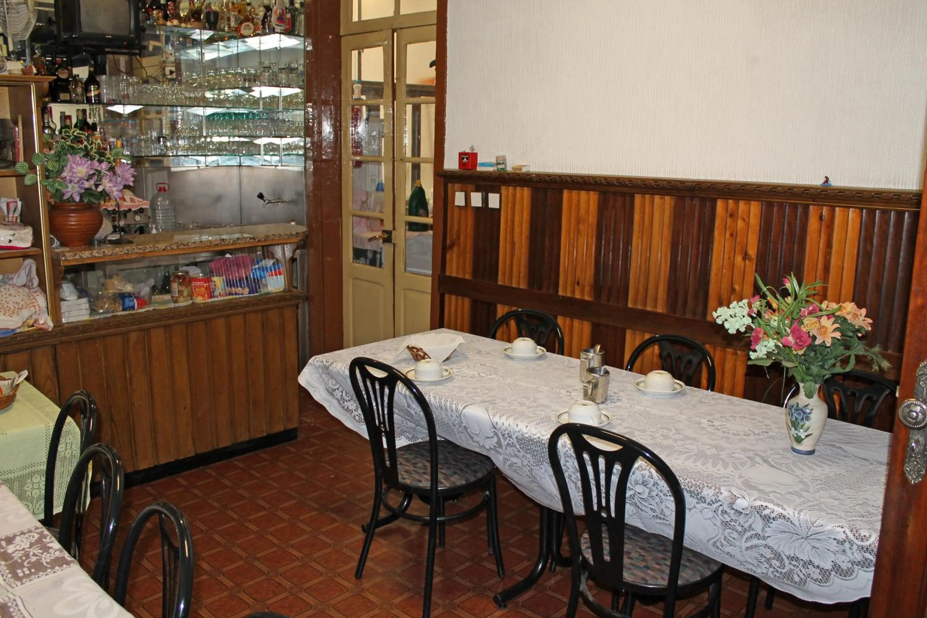 Restaurant/places to eat in Pensão França