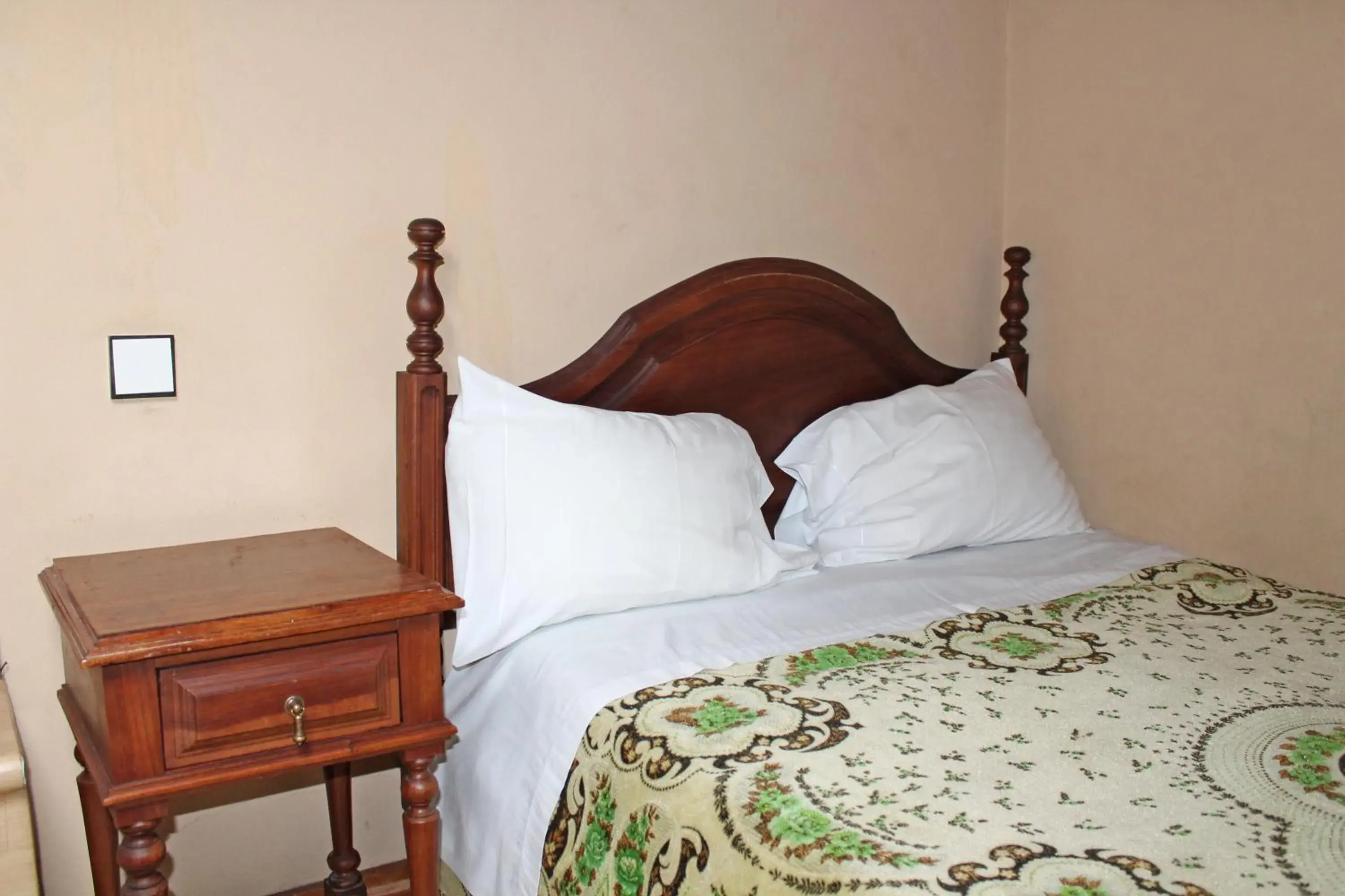 Single Room with Shared Bathroom in Pensão França Single Room with Shared Bathroom in Pensão França