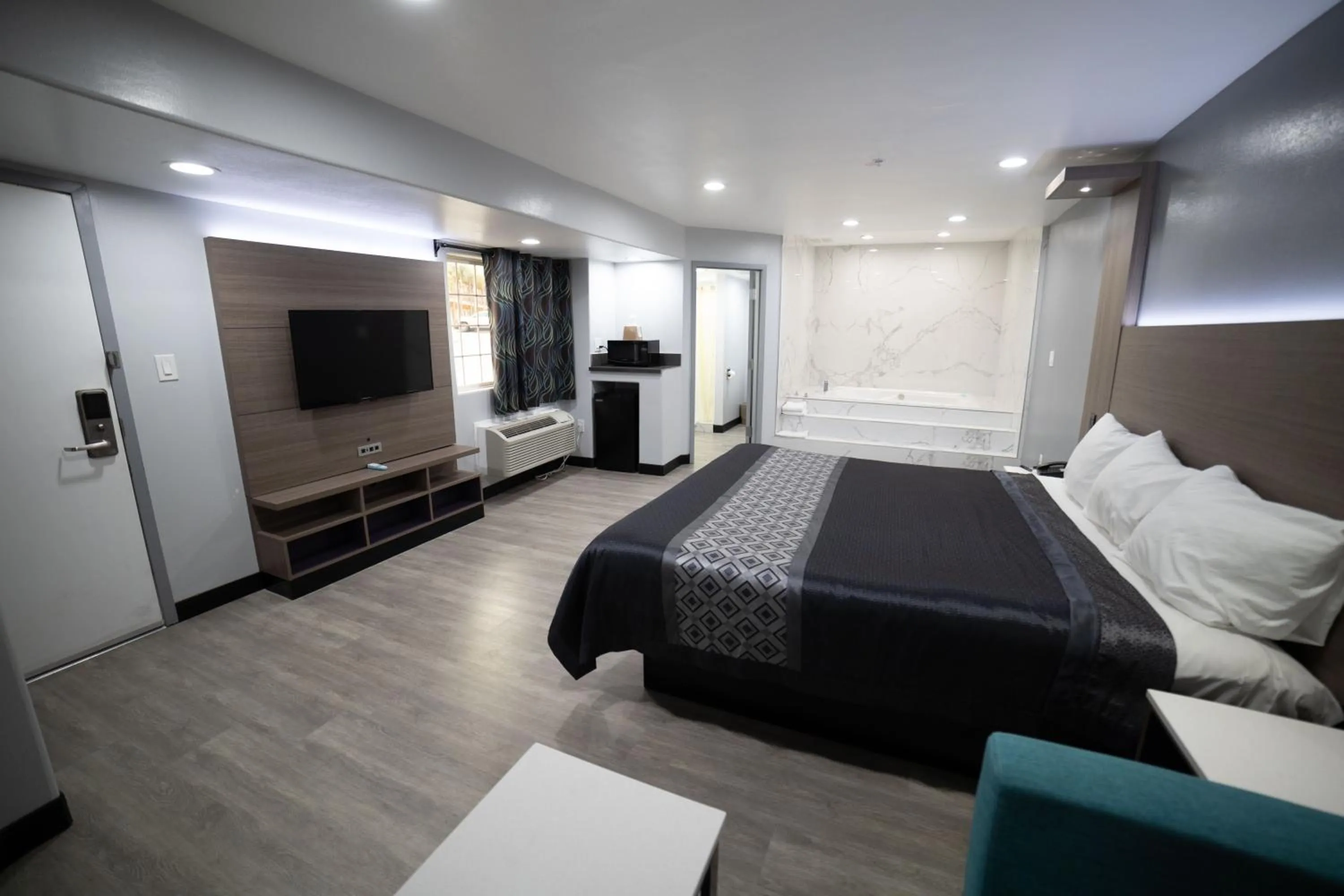 TV and multimedia, Bed in Express Inn & Suites Ontario Airport