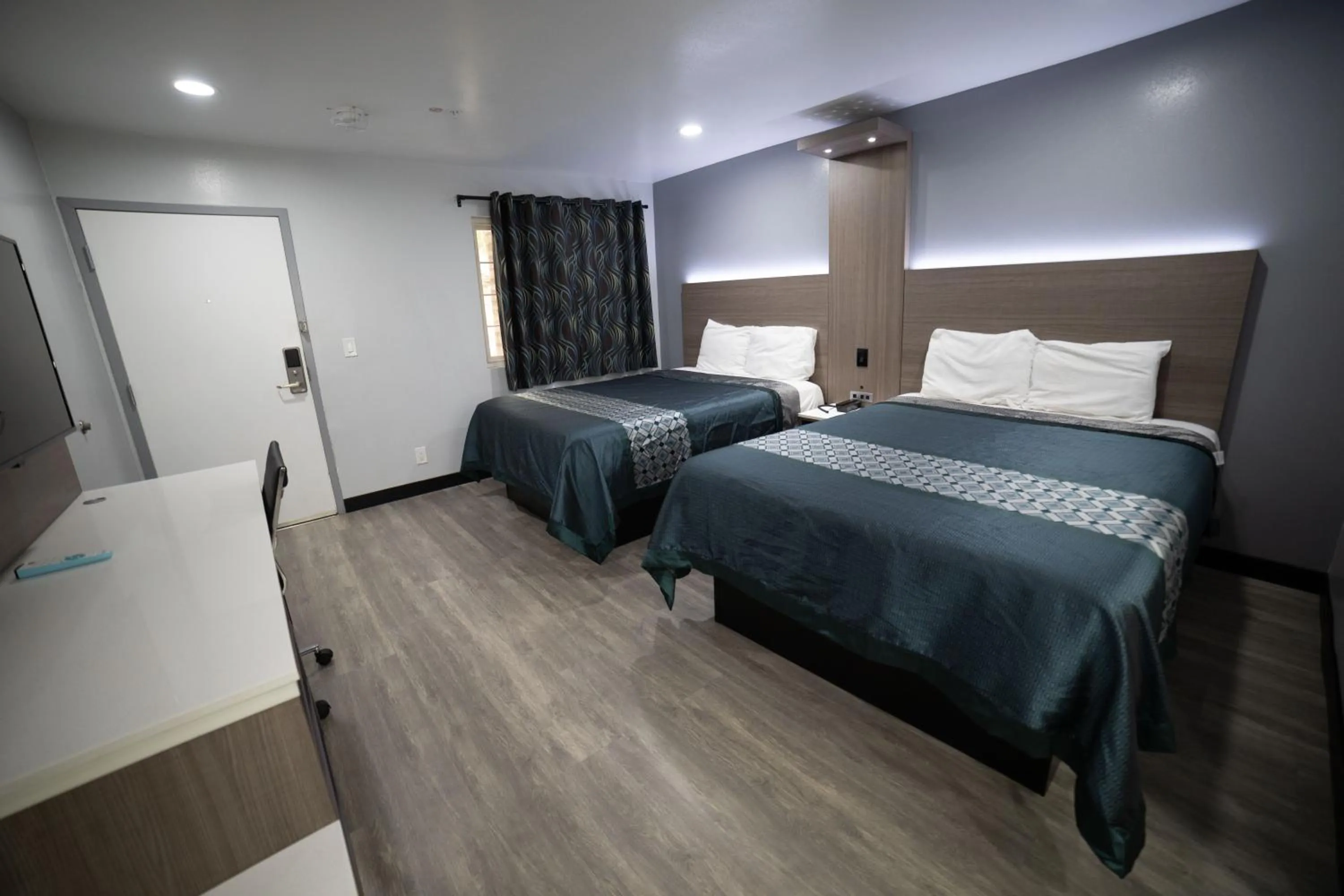 Bed in Express Inn & Suites Ontario Airport