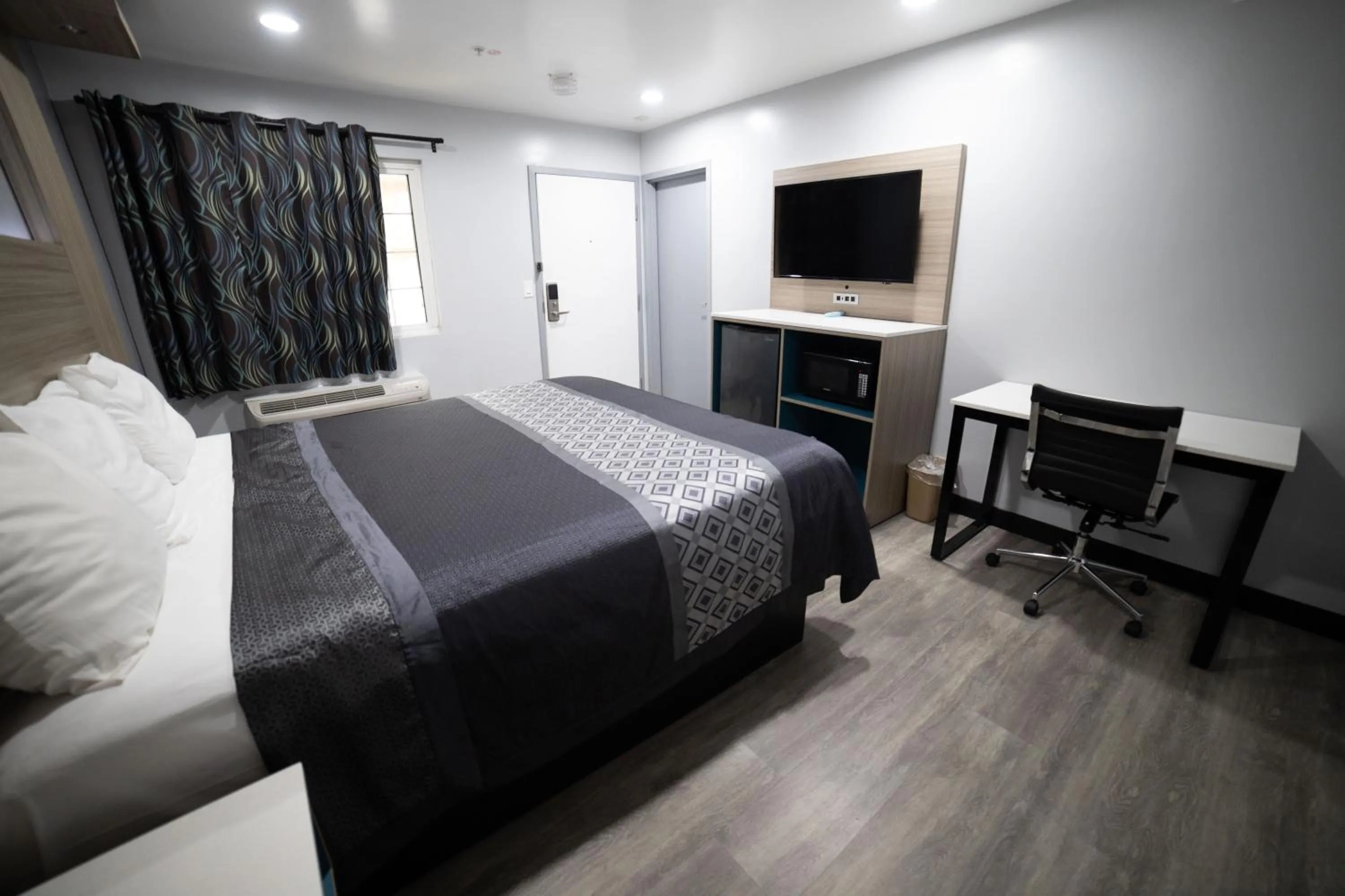 TV and multimedia, Bed in Express Inn & Suites Ontario Airport