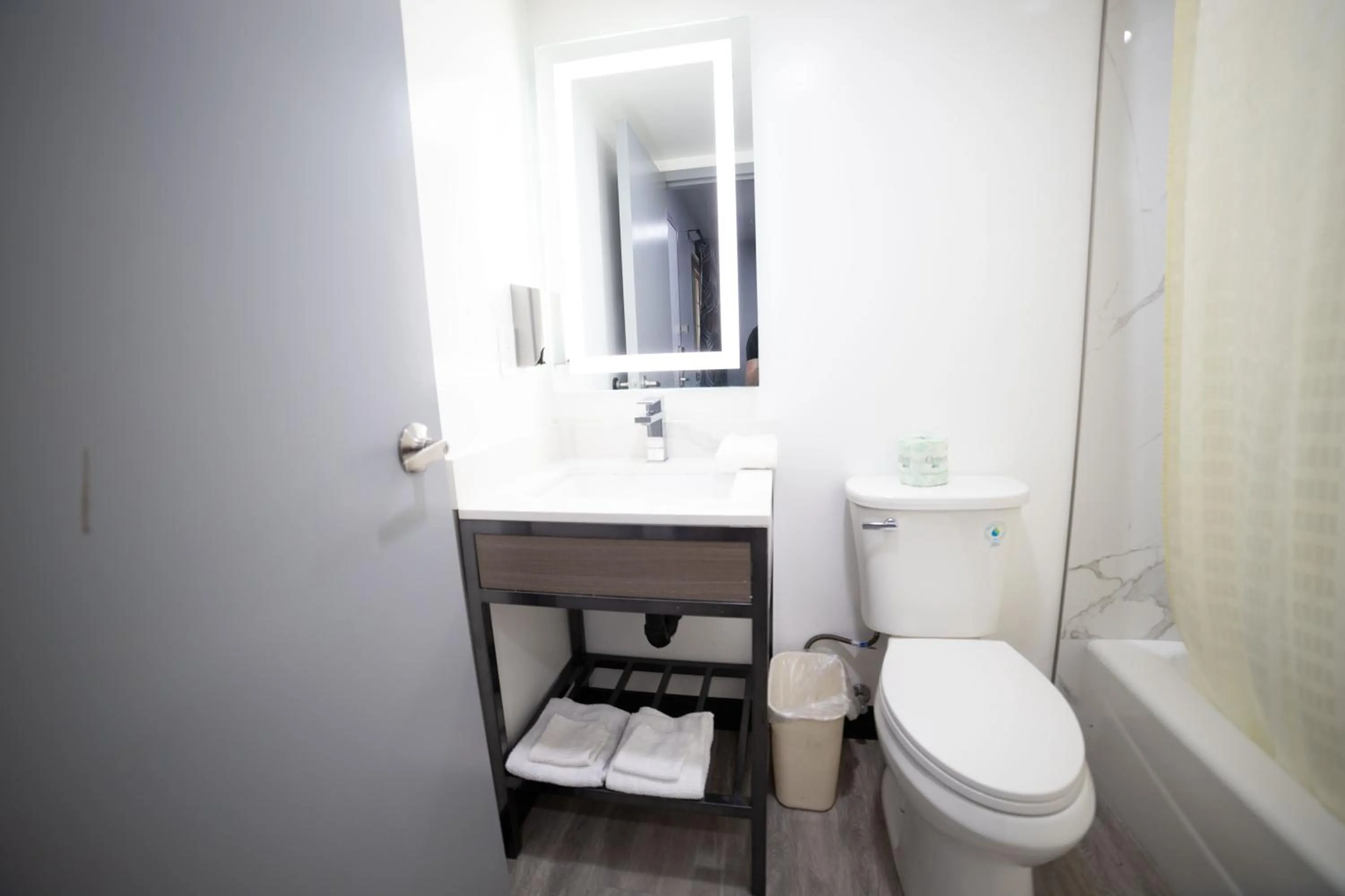 Bathroom in Express Inn & Suites Ontario Airport