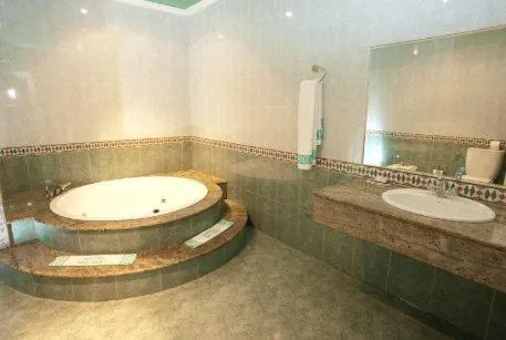 Bathroom in HOTEL HOLIDAY camino de Santiago por la costa