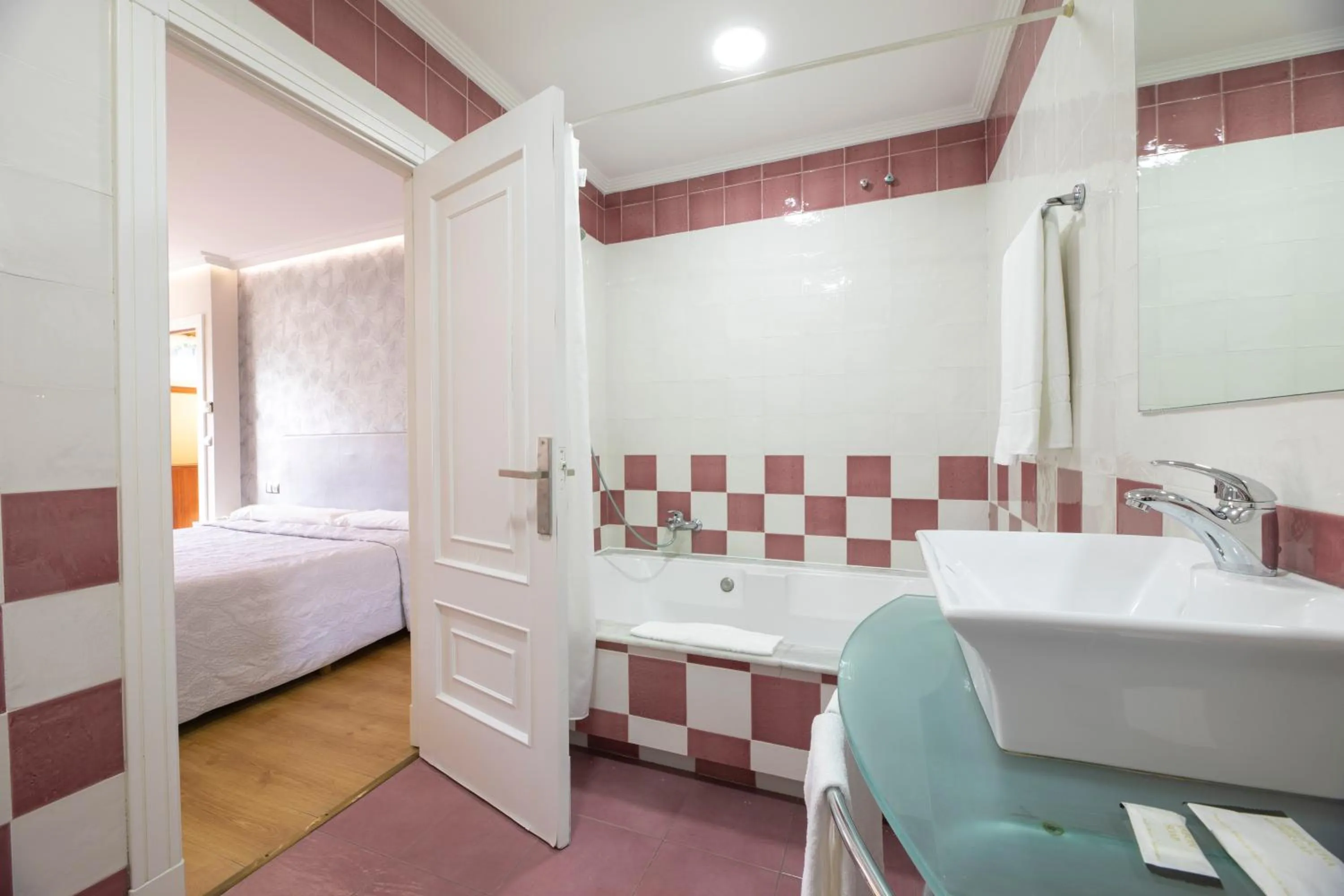 Bed in HOTEL HOLIDAY camino de Santiago por la costa